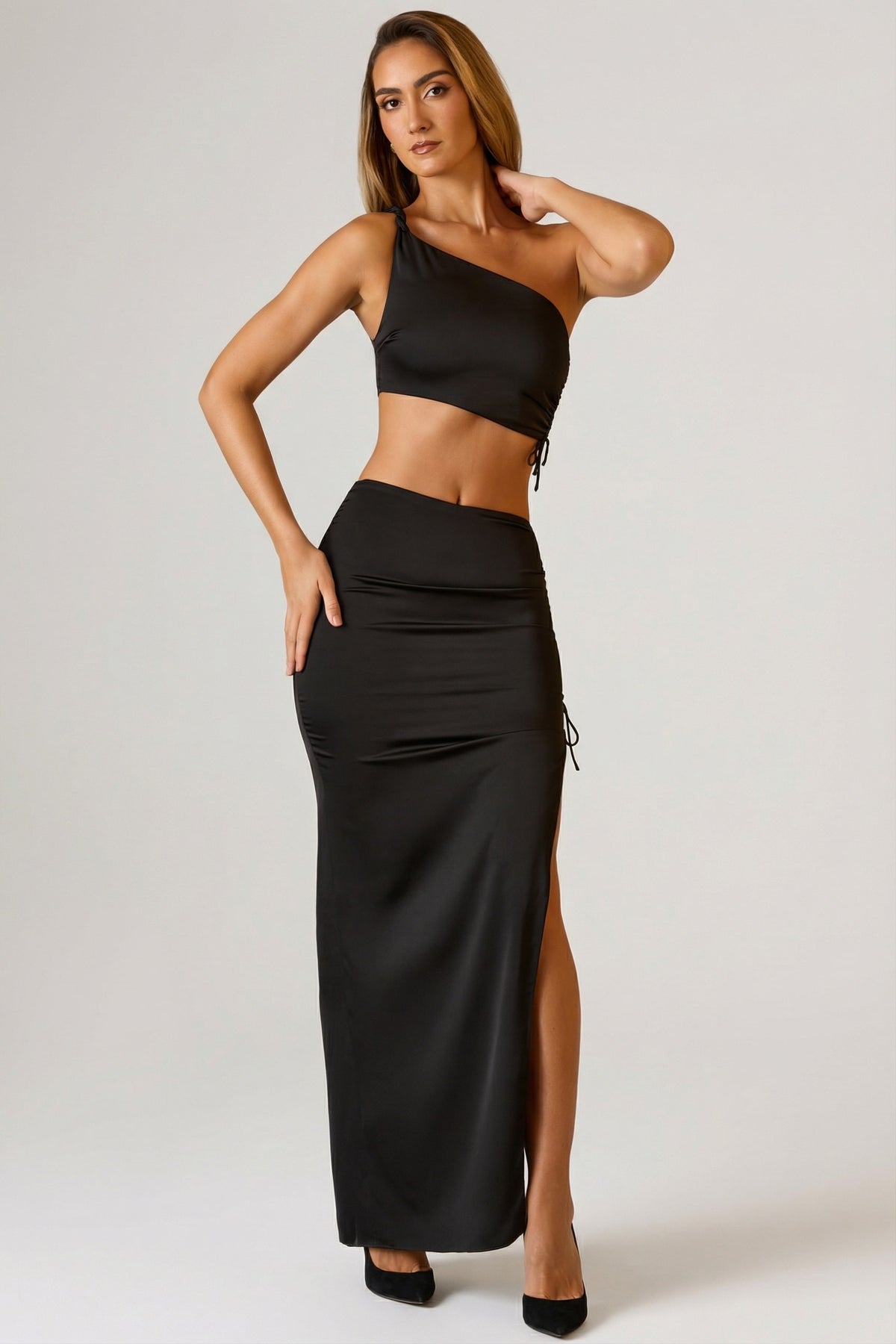 ⁣⁢Gerafftes asymmetrisches Crop-Top in Schwarz⁤⁣