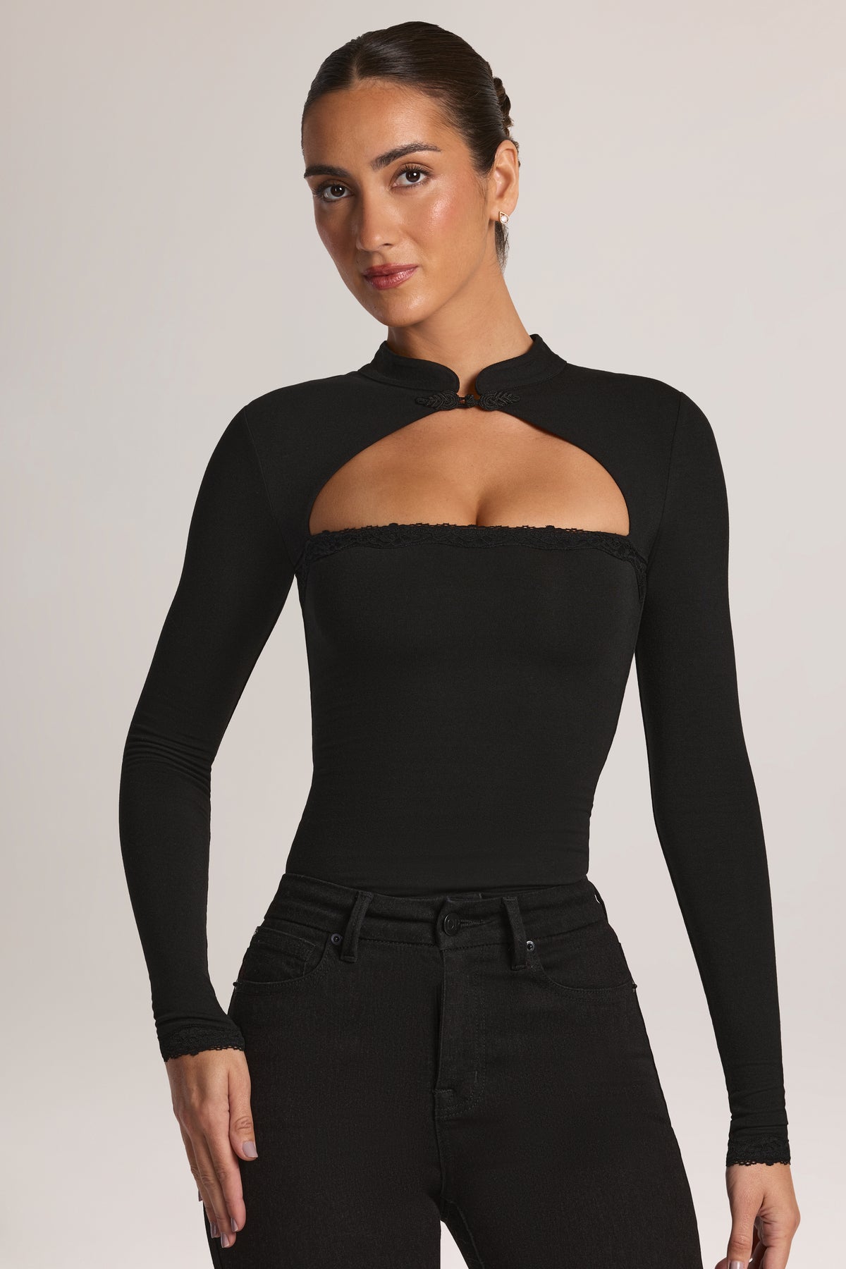 ⁣⁢Langarmshirt aus Modal mit Spitzenbesatz in Schwarz⁤⁣ - 2