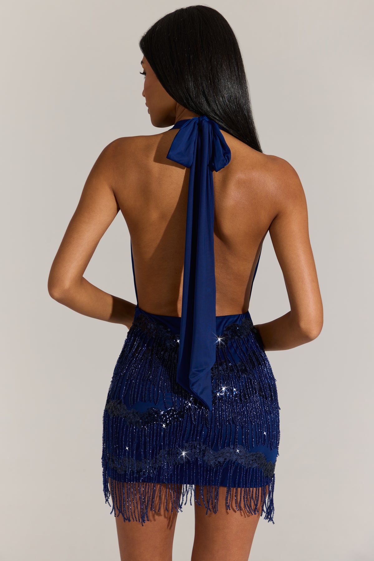 ⁣⁢Minikleid mit Fransenrock und Neckholder in Kobaltblau⁤⁣