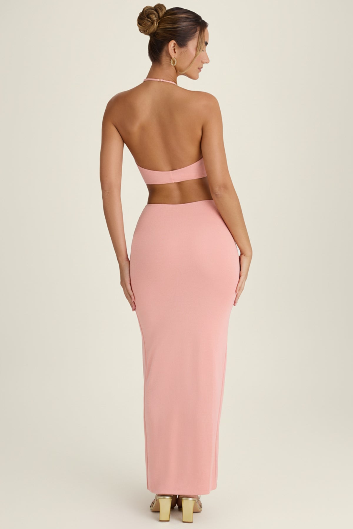 ⁣⁢Neckholder-Maxikleid mit Cut-out in Apricot⁤⁣