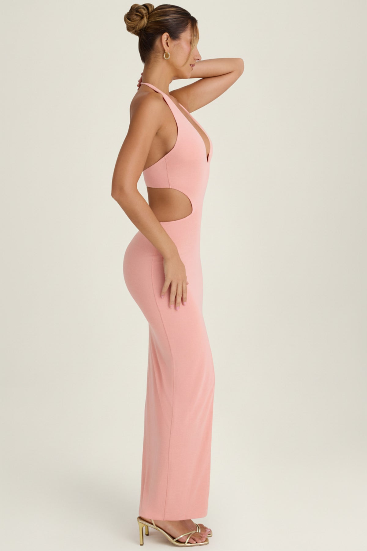 ⁣⁢Neckholder-Maxikleid mit Cut-out in Apricot⁤⁣