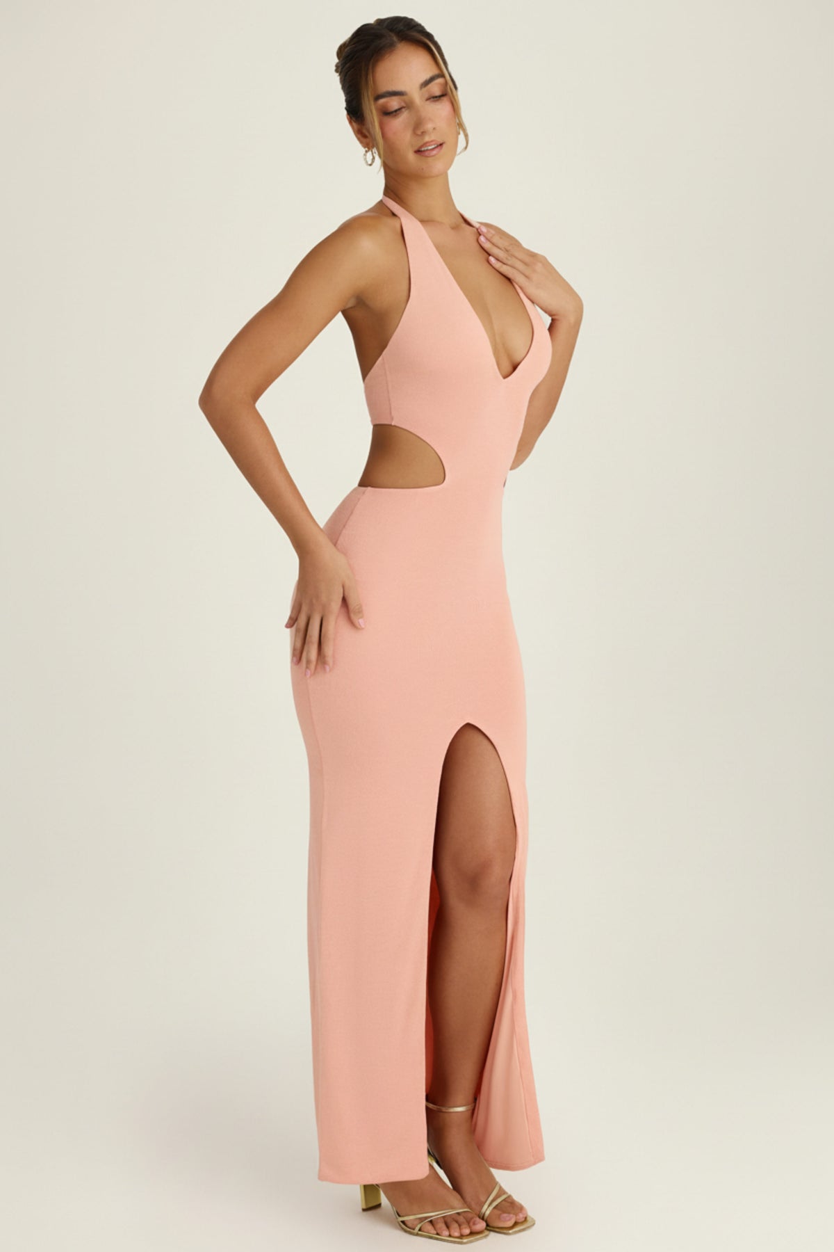 ⁣⁢Neckholder-Maxikleid mit Cut-out in Apricot⁤⁣