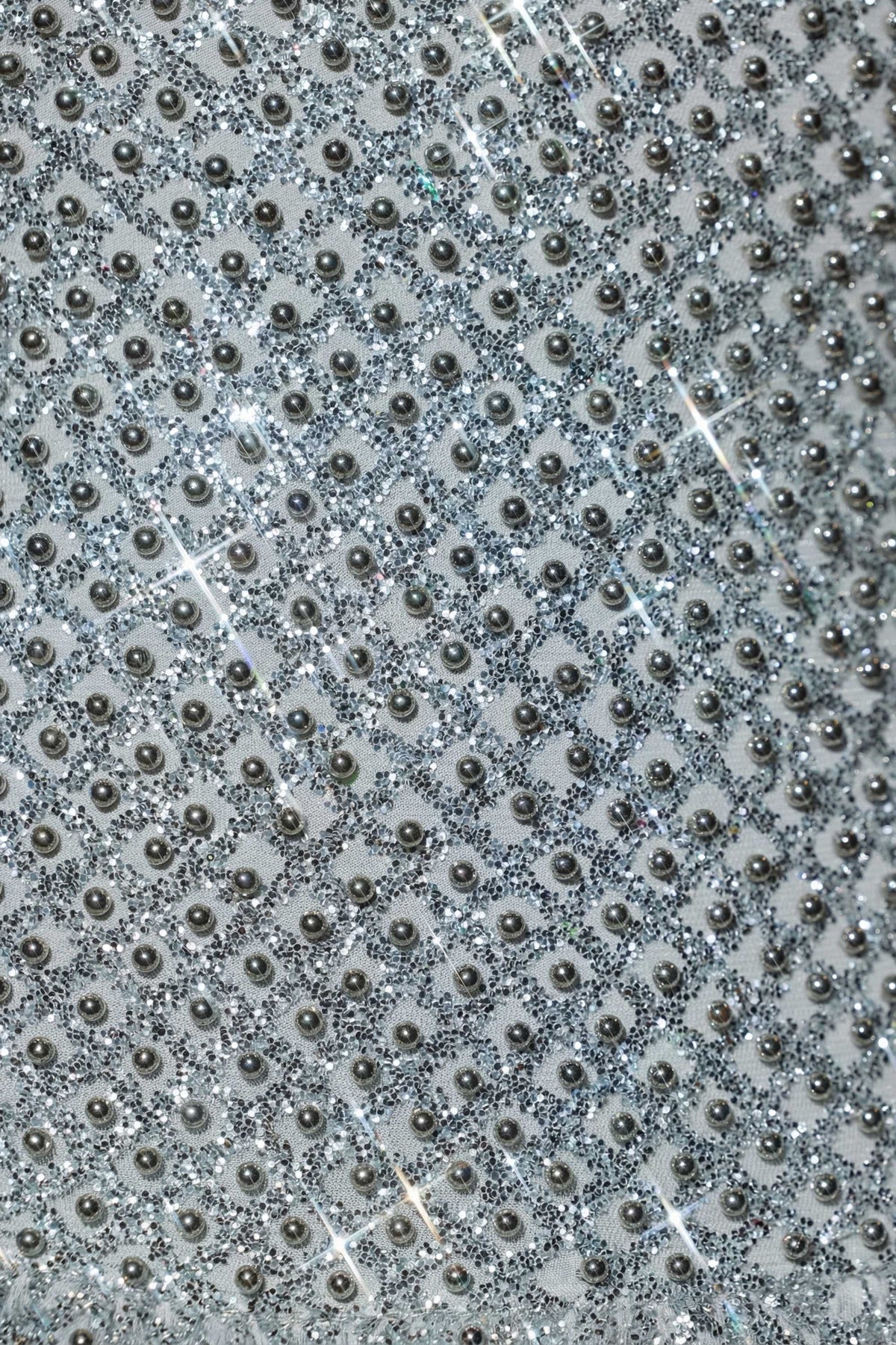 ⁣⁢Verziertes Minikleid mit Ballonsaum in Silber⁤⁣