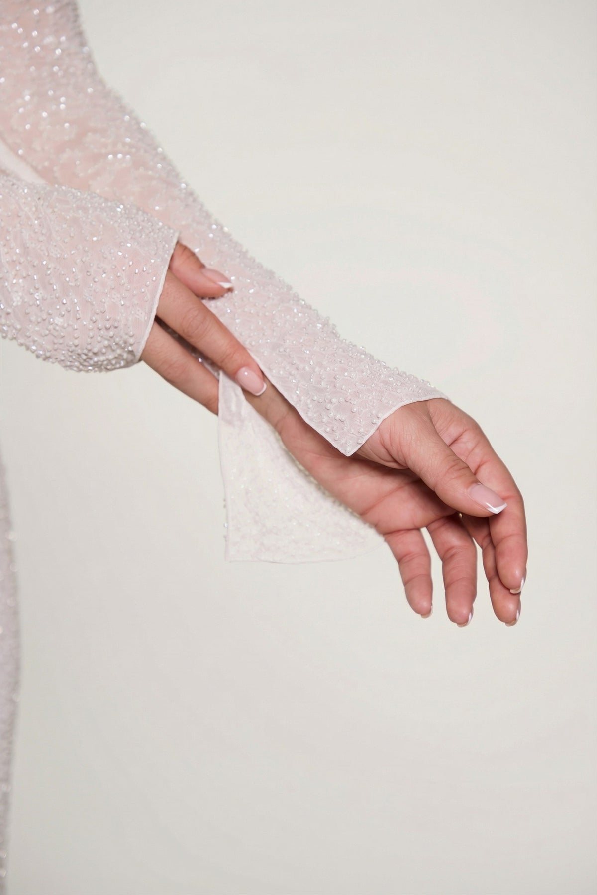 ⁣⁢Verziertes Maxikleid mit Wasserfallausschnitt in Perlweiß⁤⁣