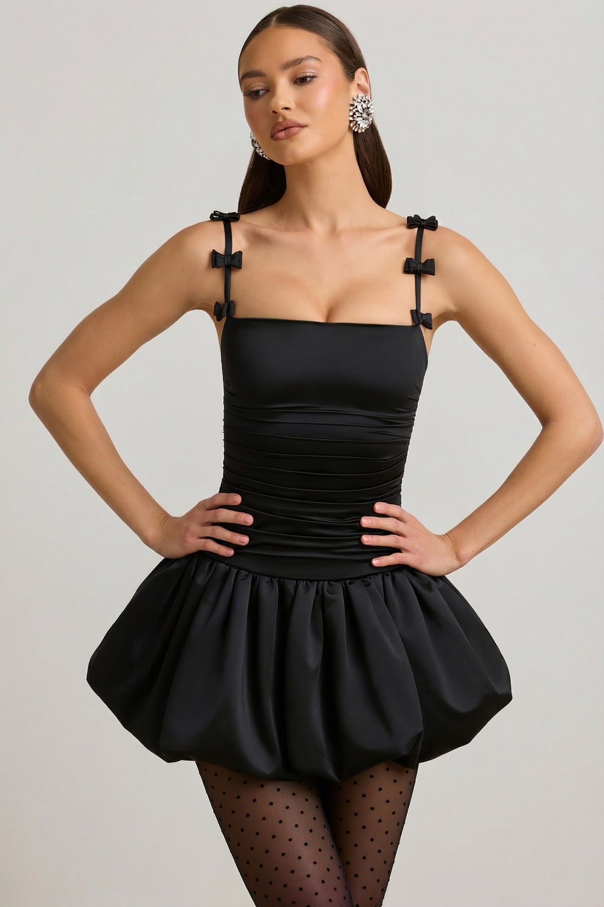 ⁣⁢Minikleid mit Schleifen-Detail und Ballonsaum in Schwarz⁤⁣