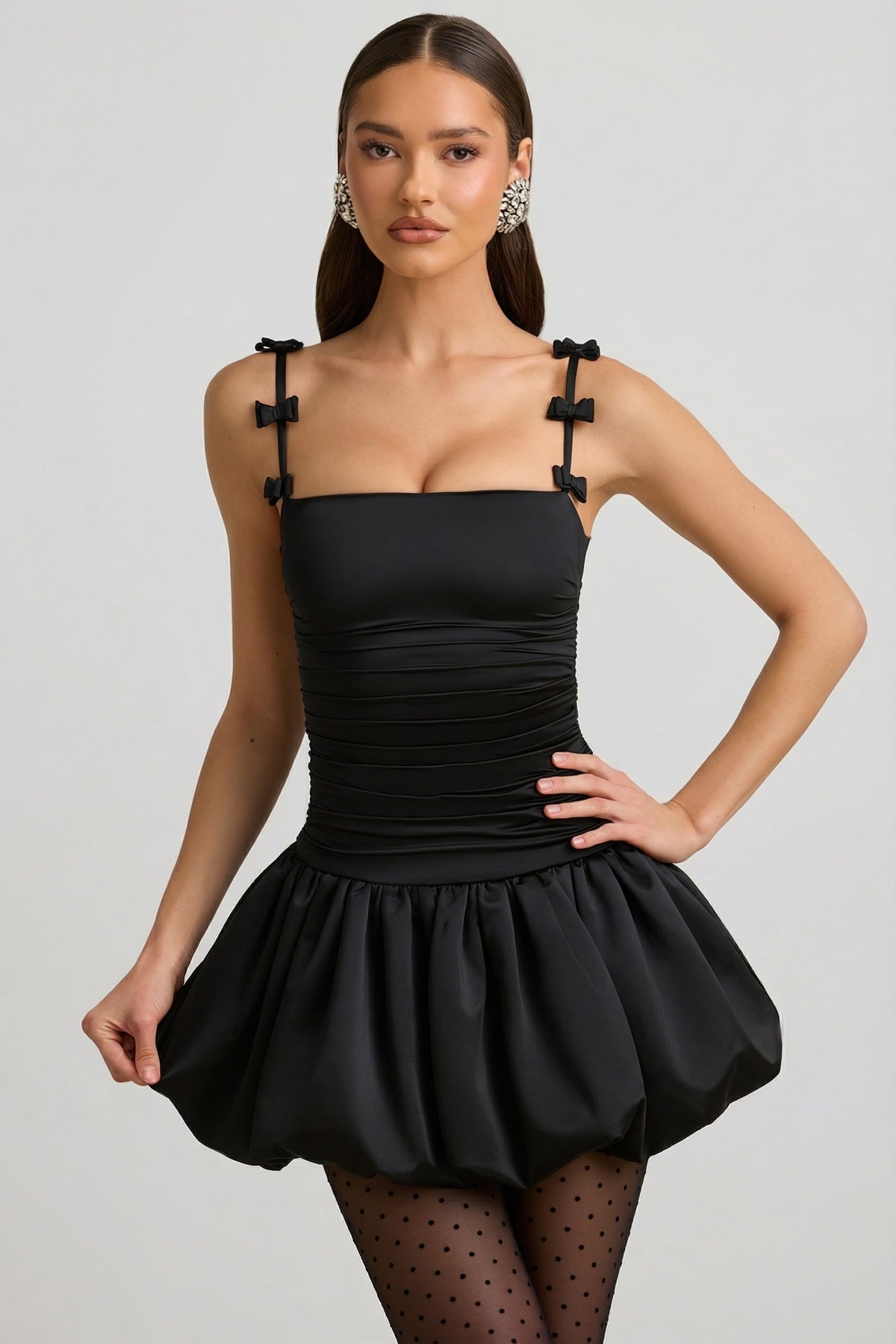 ⁣⁢Minikleid mit Schleifen-Detail und Ballonsaum in Schwarz⁤⁣