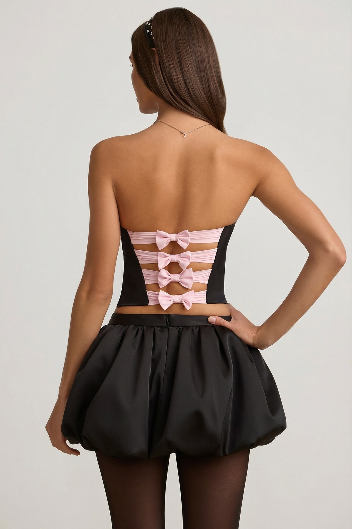 ⁣⁢Mid-Waist-Minirock mit Ballonsaum in Schwarz⁤⁣
