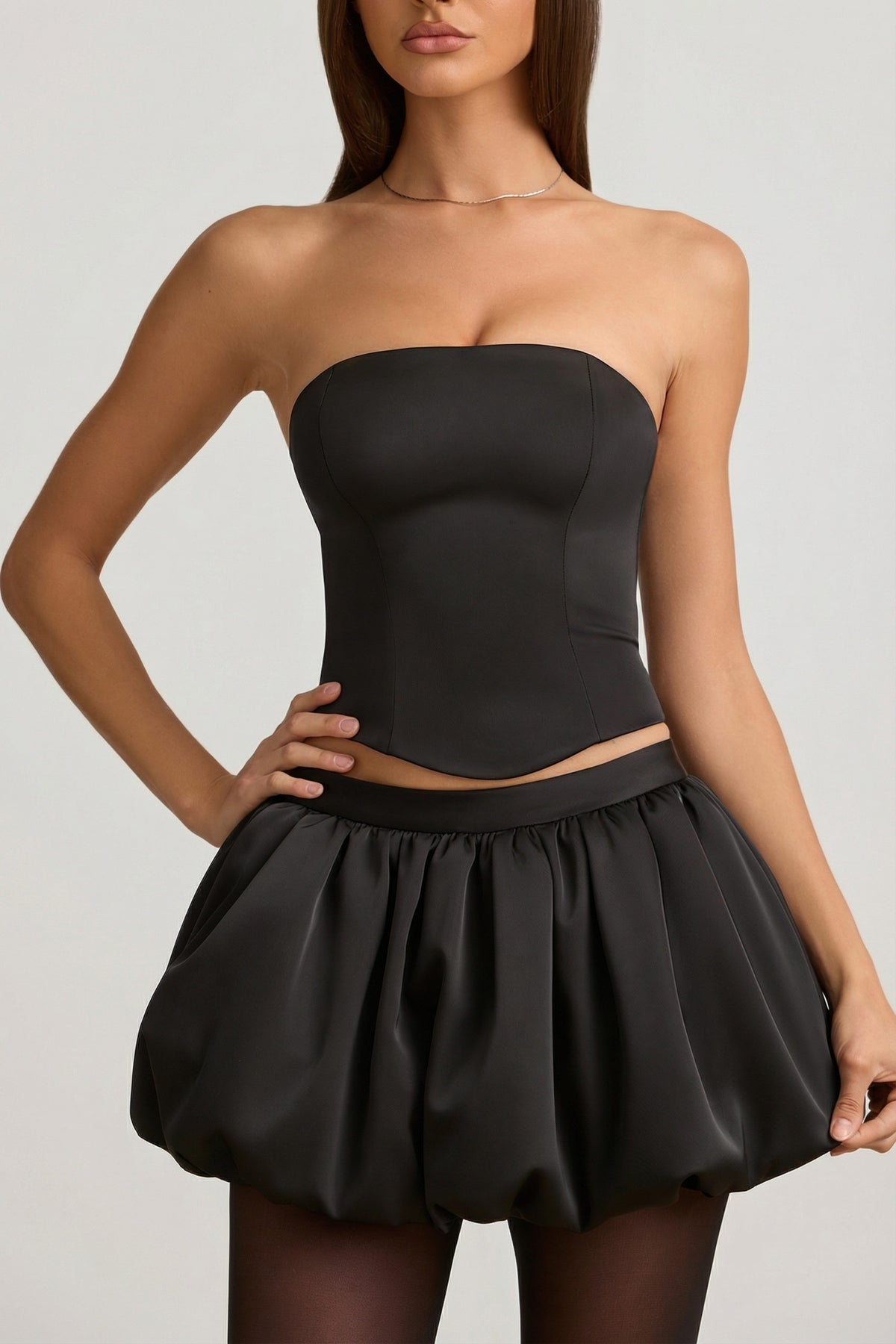 ⁣⁢Mid-Waist-Minirock mit Ballonsaum in Schwarz⁤⁣