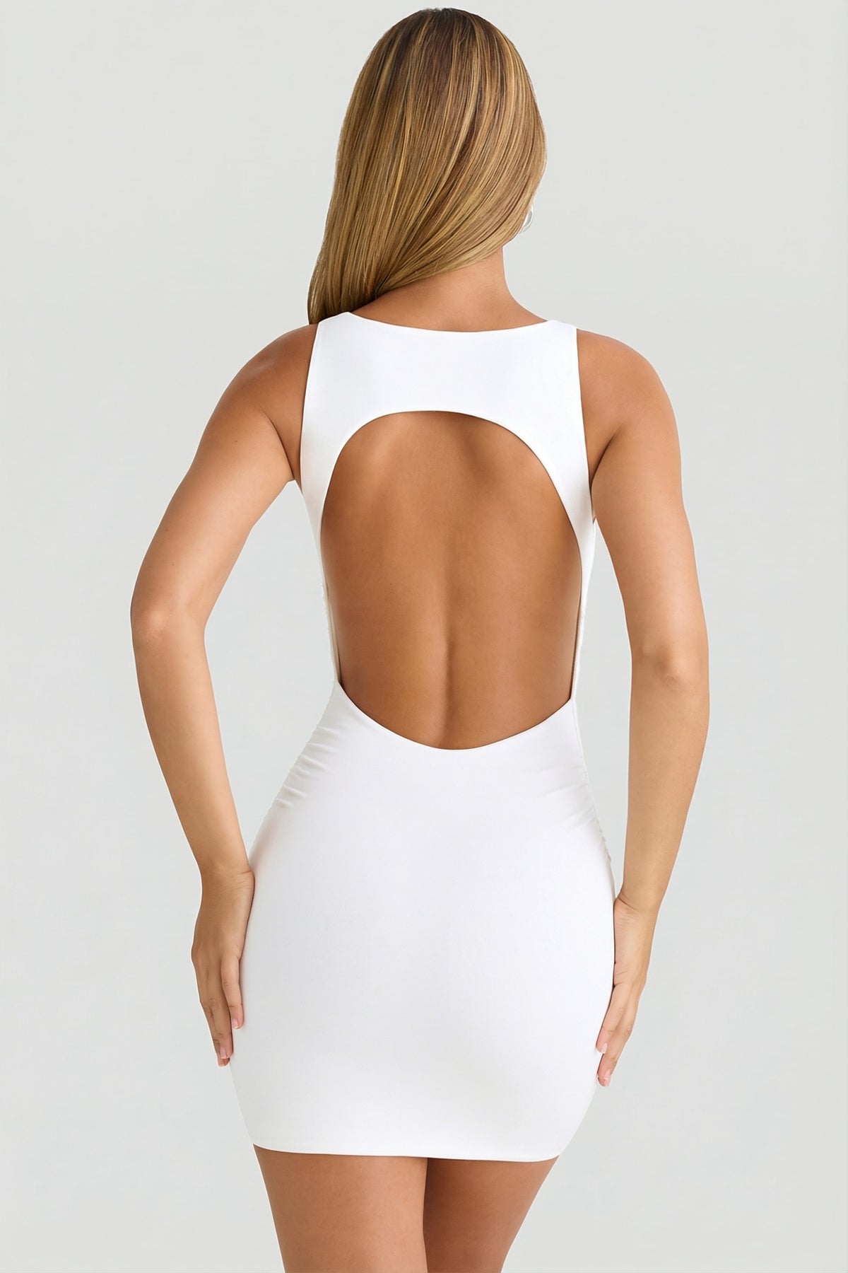 ⁣⁢Minikleid aus Modal mit hohem Kragen und offenem Rücken in Weiß⁤⁣