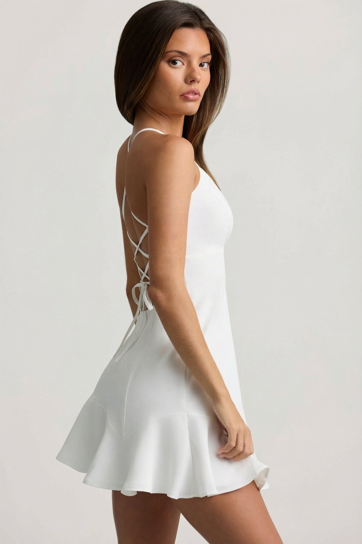 ⁣⁢Minikleid mit tief angesetzter Taille und Schnürung in Weiß⁤⁣