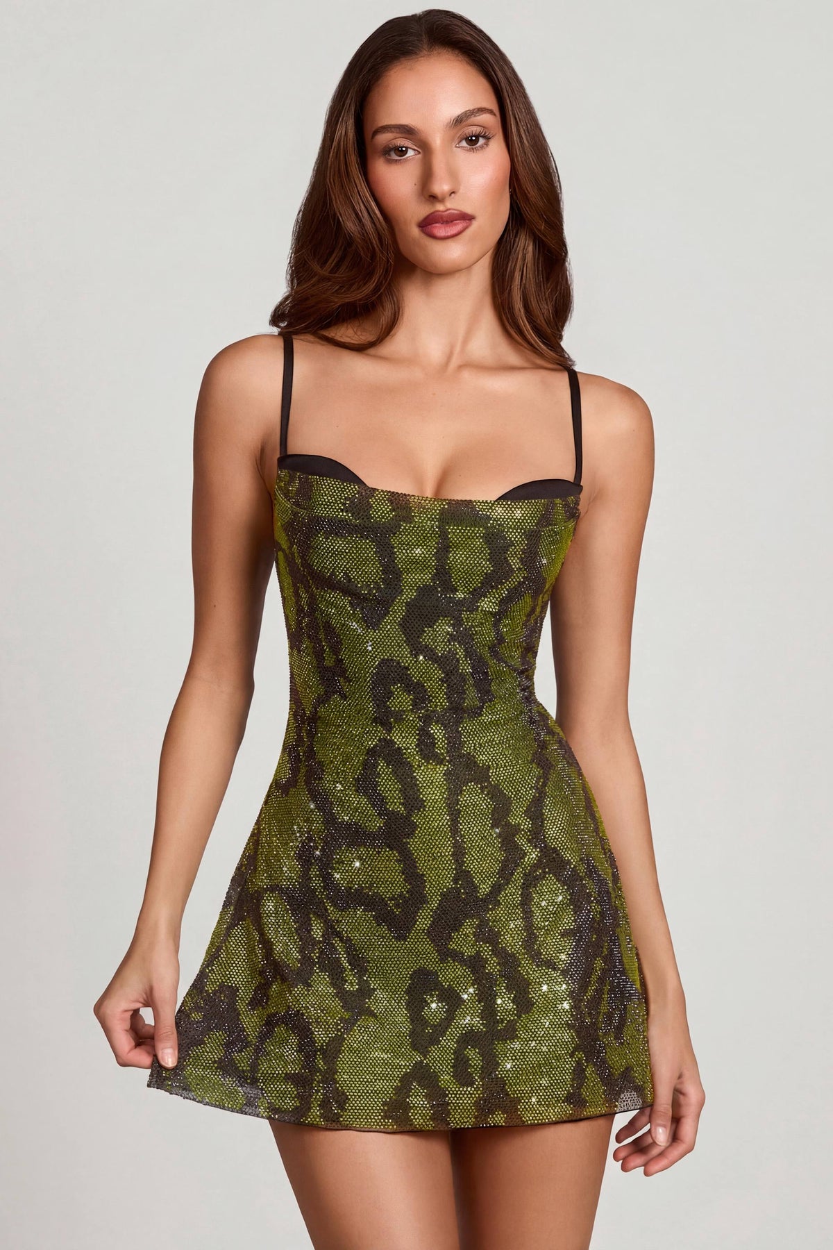 ⁣⁢Verziertes A-Linien-Minikleid mit Wasserfallausschnitt in Schlangenmuster Grün⁤⁣