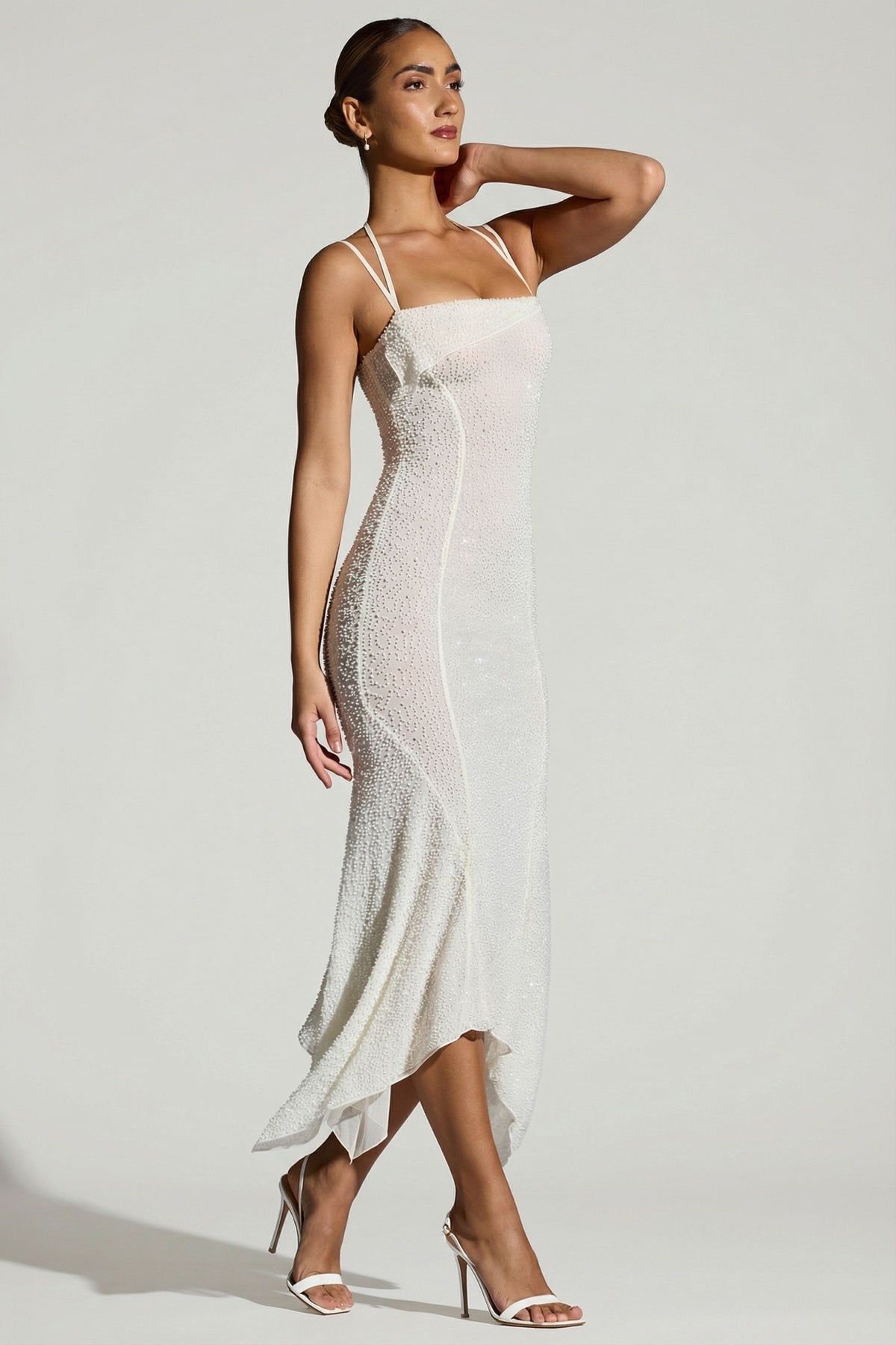 ⁣⁢Maxikleid mit besticktem Taschentuchsaum in Weiß⁤⁣