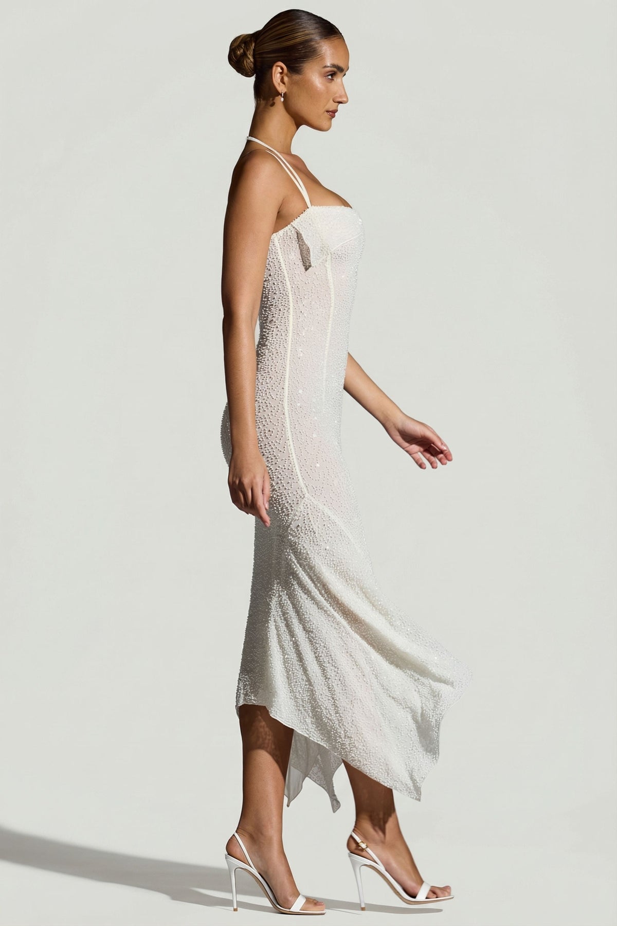 ⁣⁢Maxikleid mit besticktem Taschentuchsaum in Weiß⁤⁣