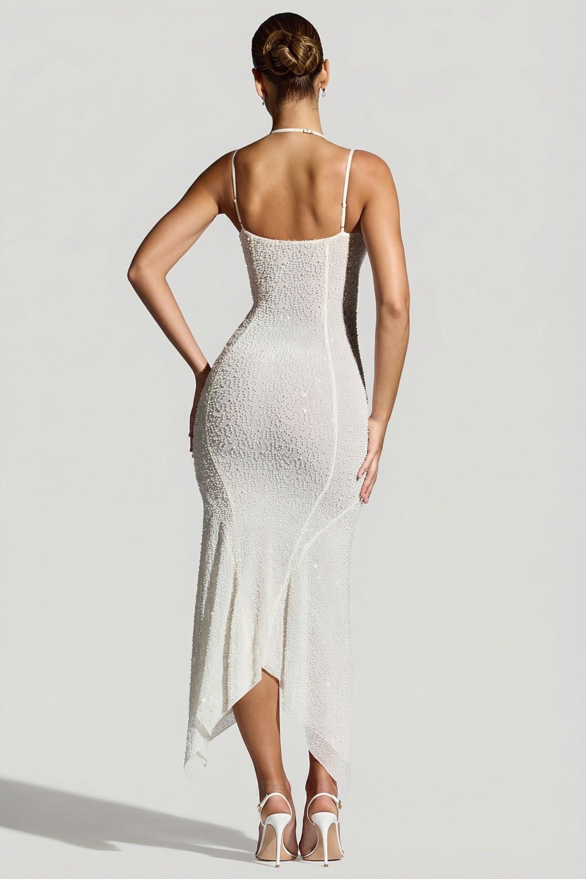 ⁣⁢Maxikleid mit besticktem Taschentuchsaum in Weiß⁤⁣