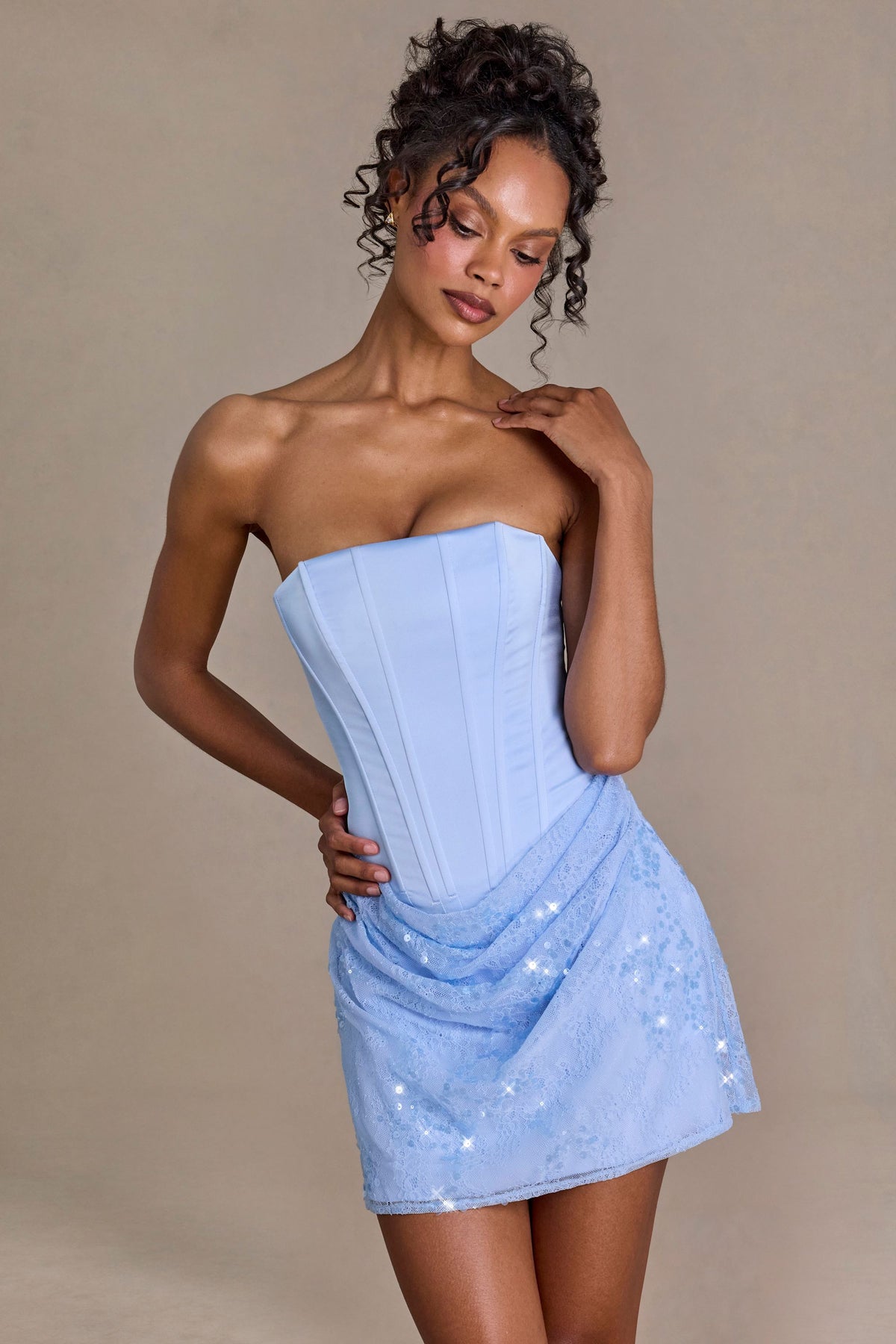 ⁣⁢Satin-verziertes Mini-Rock-Kleid in Himmelblau⁤⁣