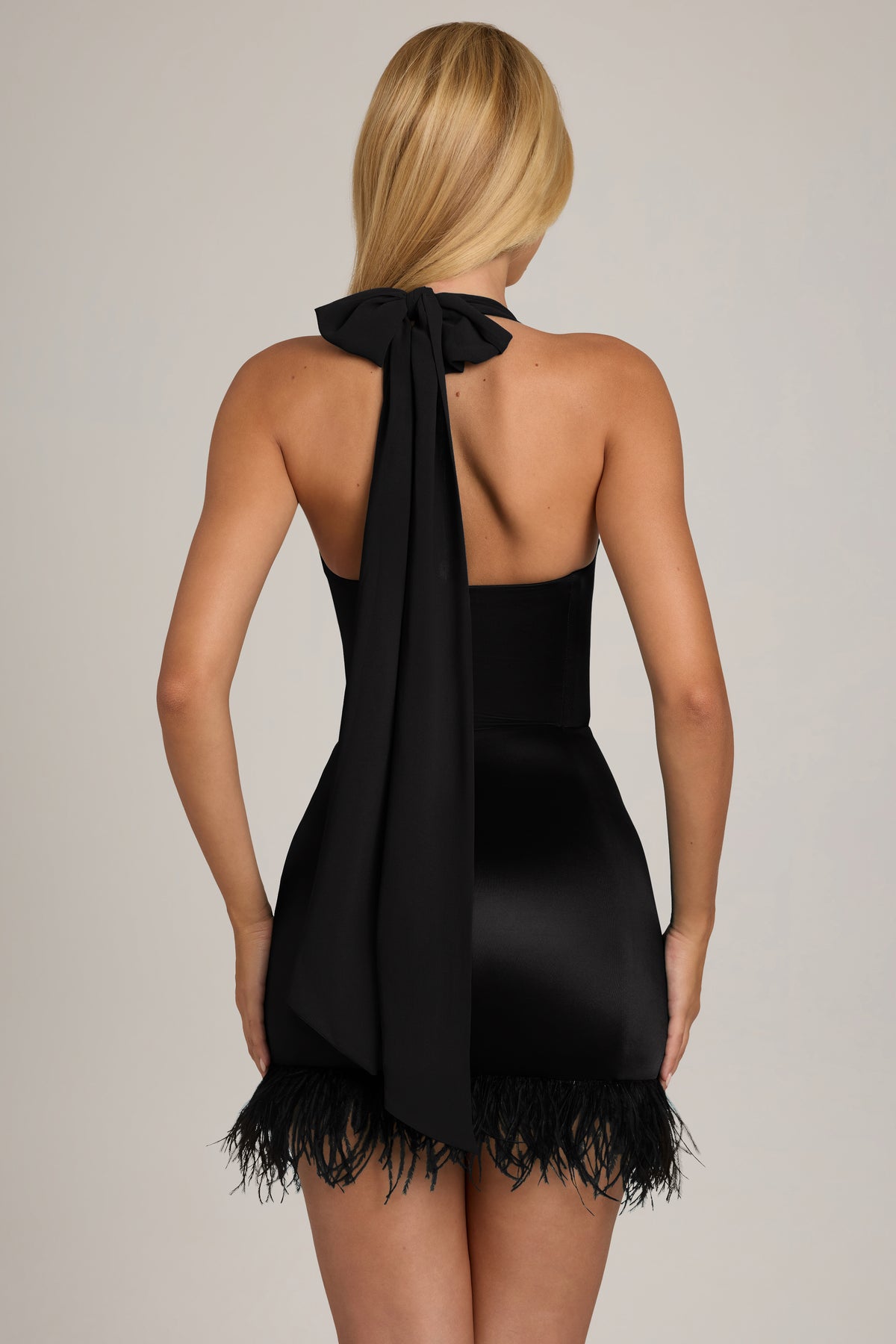 ⁣⁢Satin-Jersey-Minikleid mit Federbesatz in Schwarz⁤⁣