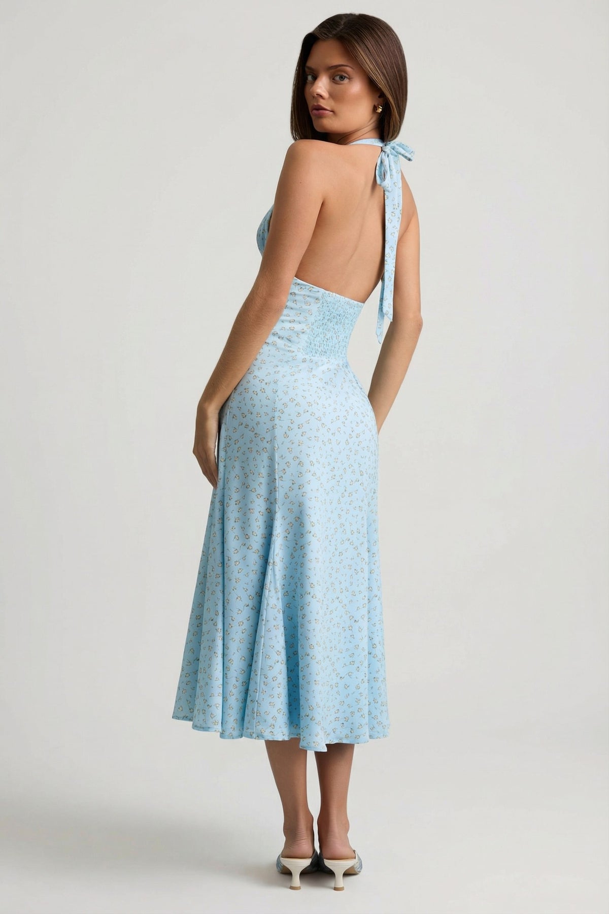 ⁣⁢Midaxikleid mit Neckholder und Blumenmuster in Blau⁤⁣