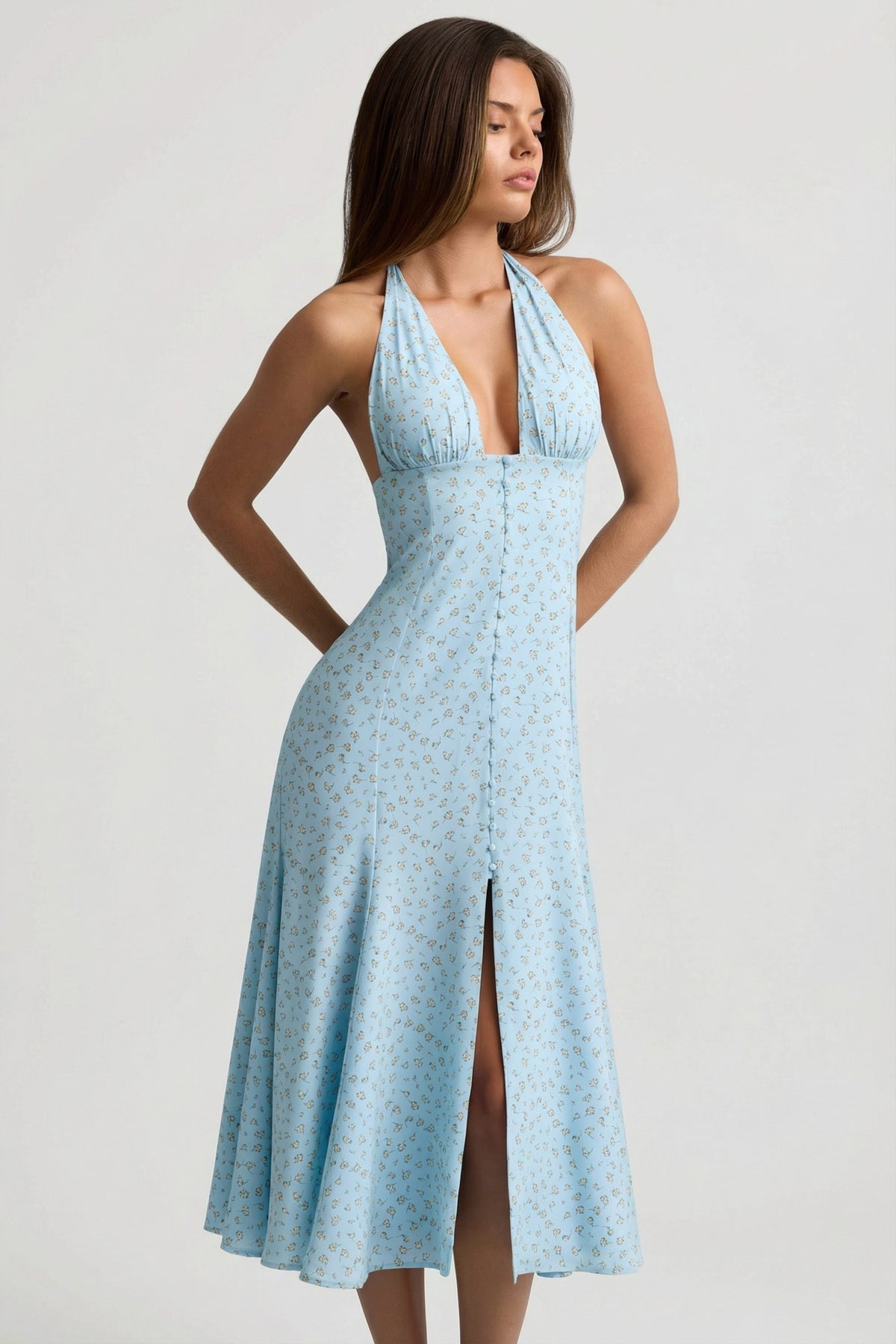 ⁣⁢Midaxikleid mit Neckholder und Blumenmuster in Blau⁤⁣
