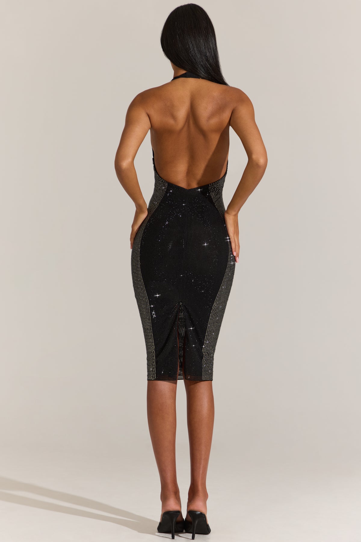 ⁣⁢Verziertes Neckholder-Midikleid mit tiefem Ausschnitt in Schwarz⁤⁣