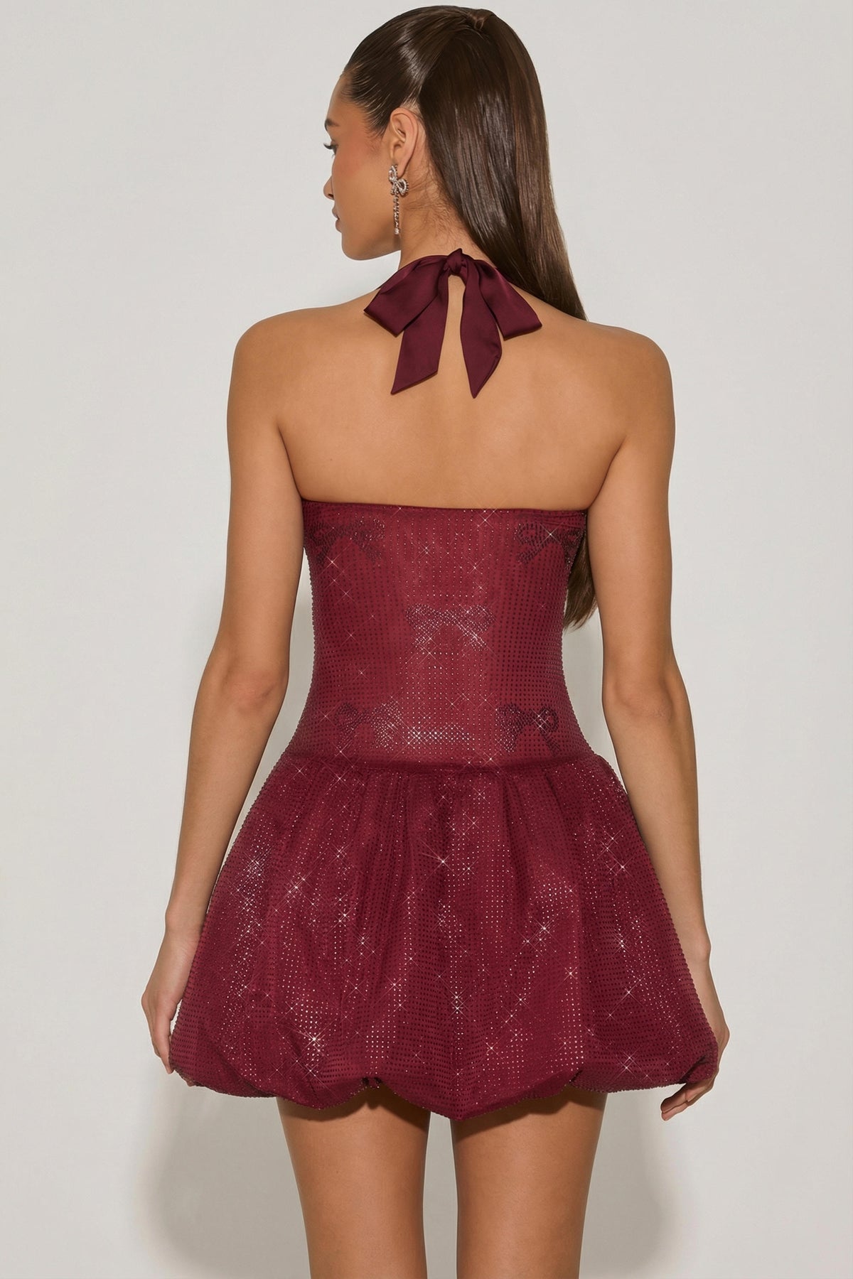 ⁣⁢Verziertes Neckholder-Minikleid mit Ballonsaum in Weinrot⁤⁣