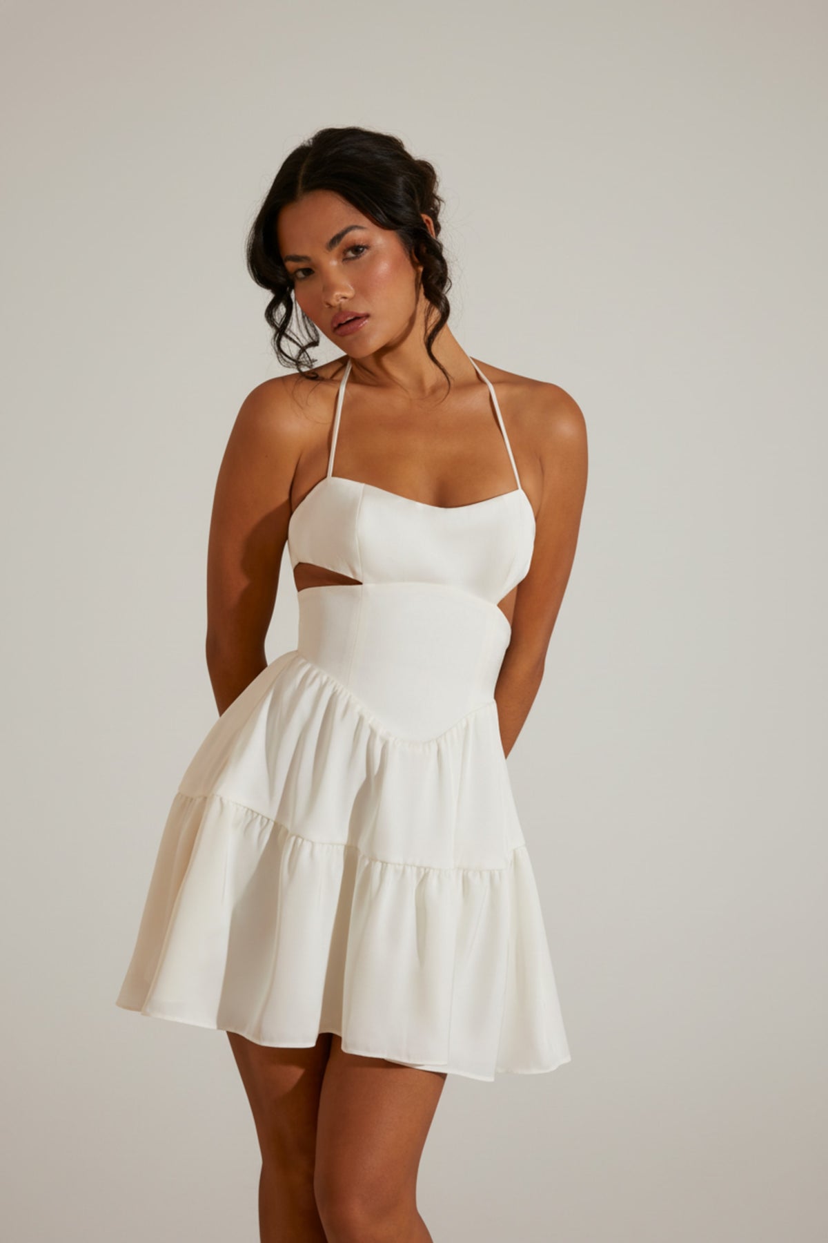 ⁣⁢Neckholder-Minikleid mit Cut-out in Weiß⁤⁣