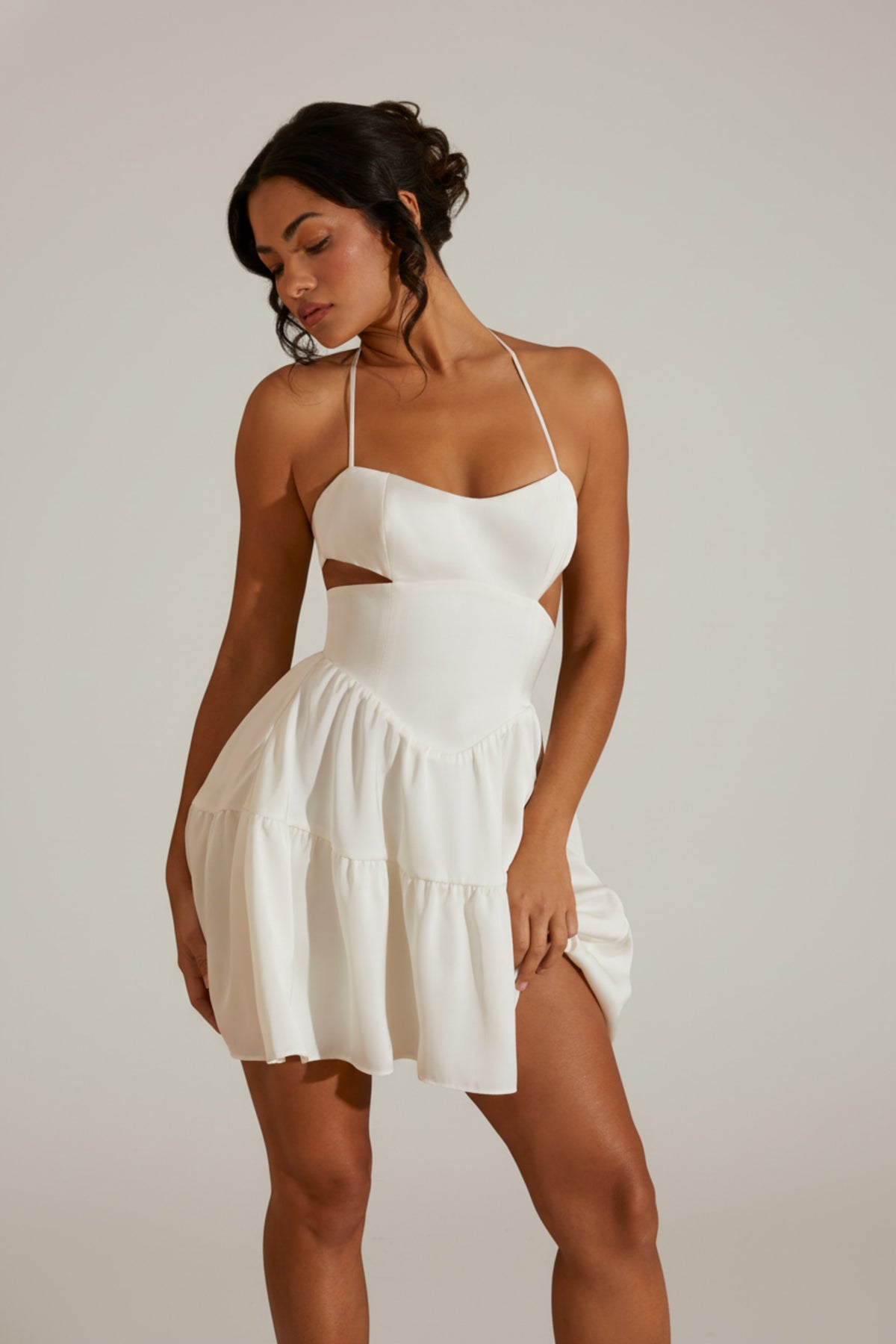 ⁣⁢Neckholder-Minikleid mit Cut-out in Weiß⁤⁣