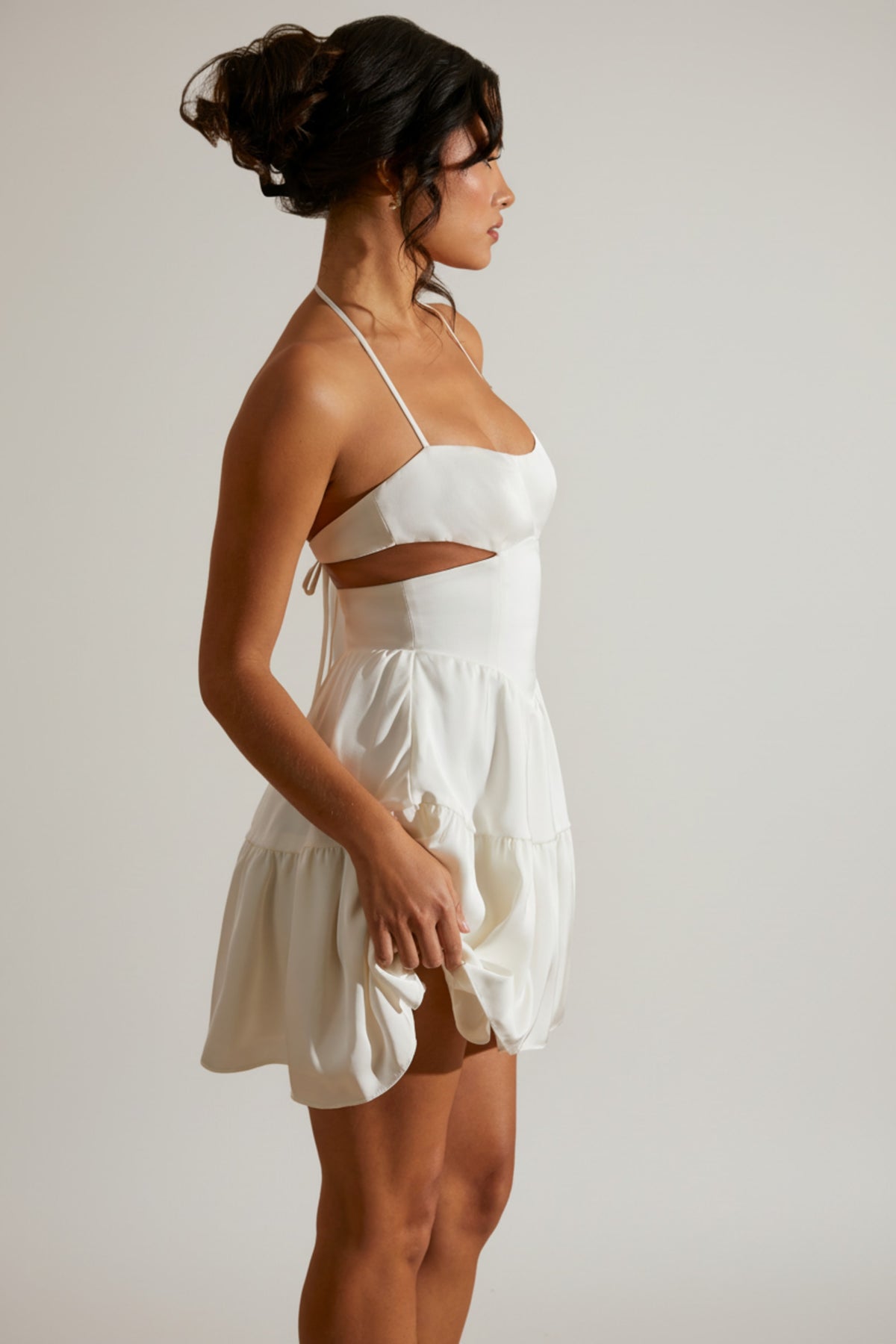 ⁣⁢Neckholder-Minikleid mit Cut-out in Weiß⁤⁣