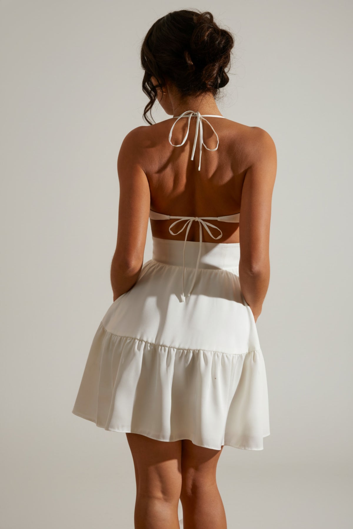 ⁣⁢Neckholder-Minikleid mit Cut-out in Weiß⁤⁣