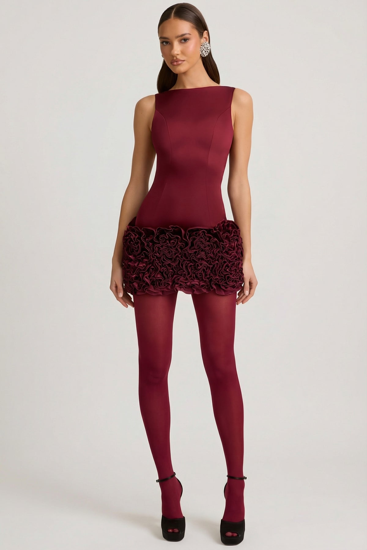 ⁣⁢Rückenfreies Satin-Minikleid mit floraler Applikation in Weinrot⁤⁣