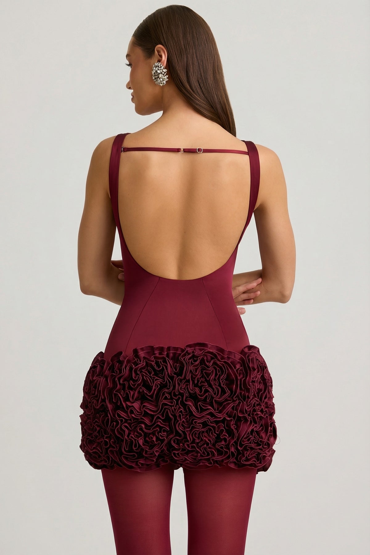 ⁣⁢Rückenfreies Satin-Minikleid mit floraler Applikation in Weinrot⁤⁣