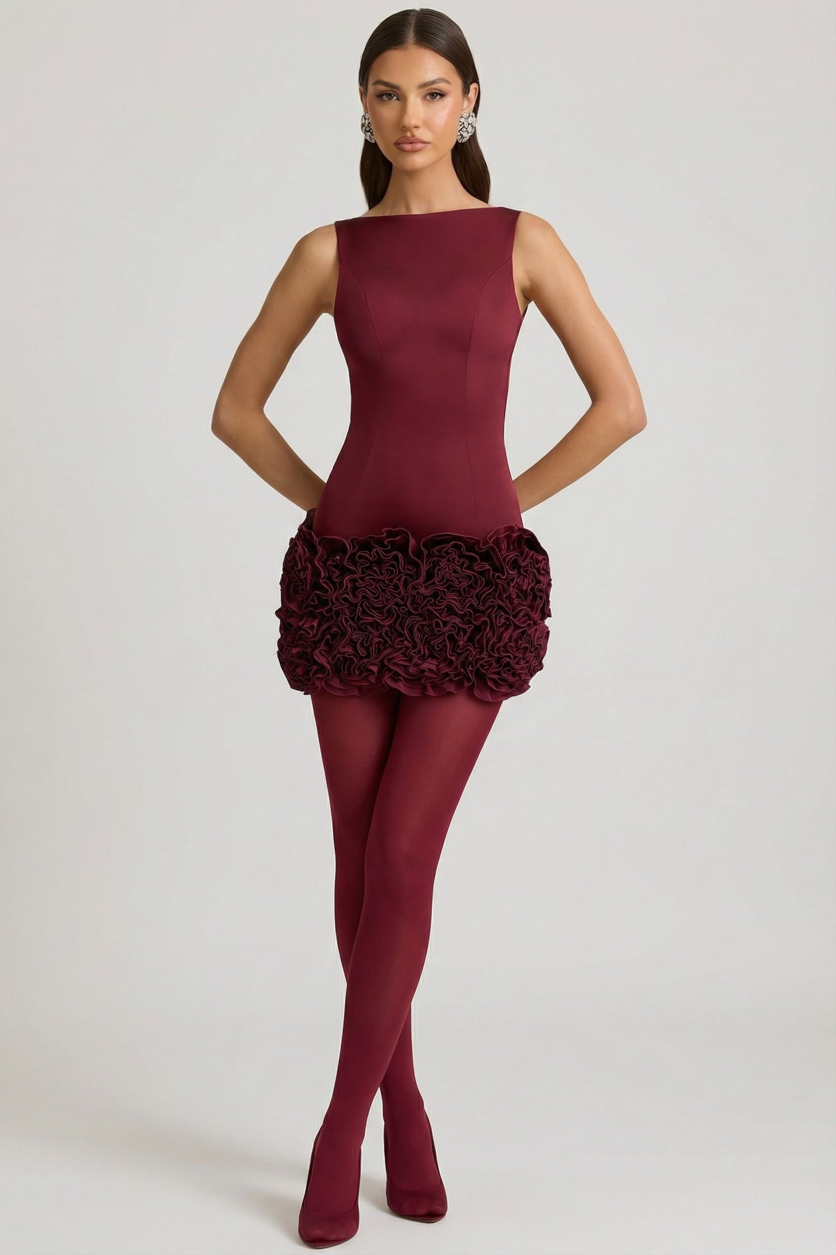 ⁣⁢Rückenfreies Satin-Minikleid mit floraler Applikation in Weinrot⁤⁣