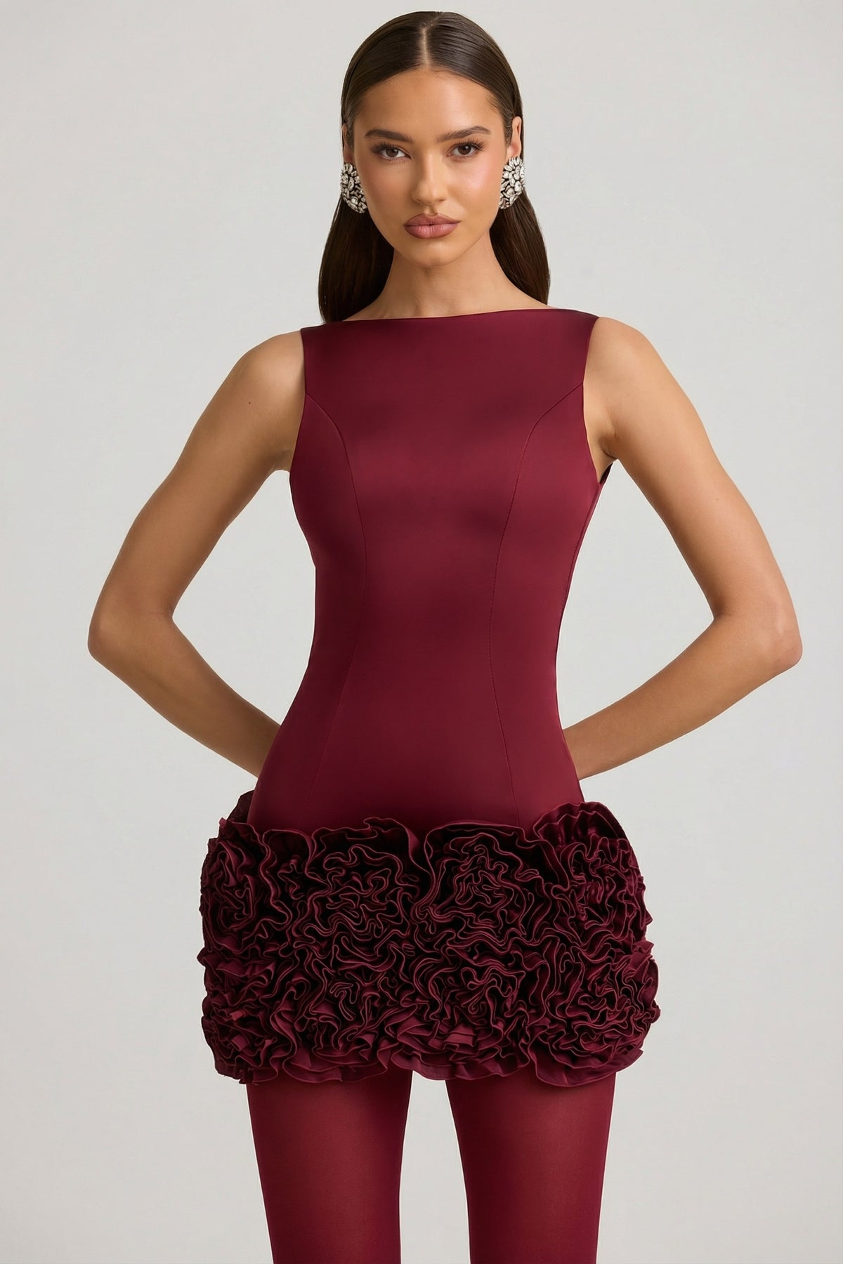 ⁣⁢Rückenfreies Satin-Minikleid mit floraler Applikation in Weinrot⁤⁣