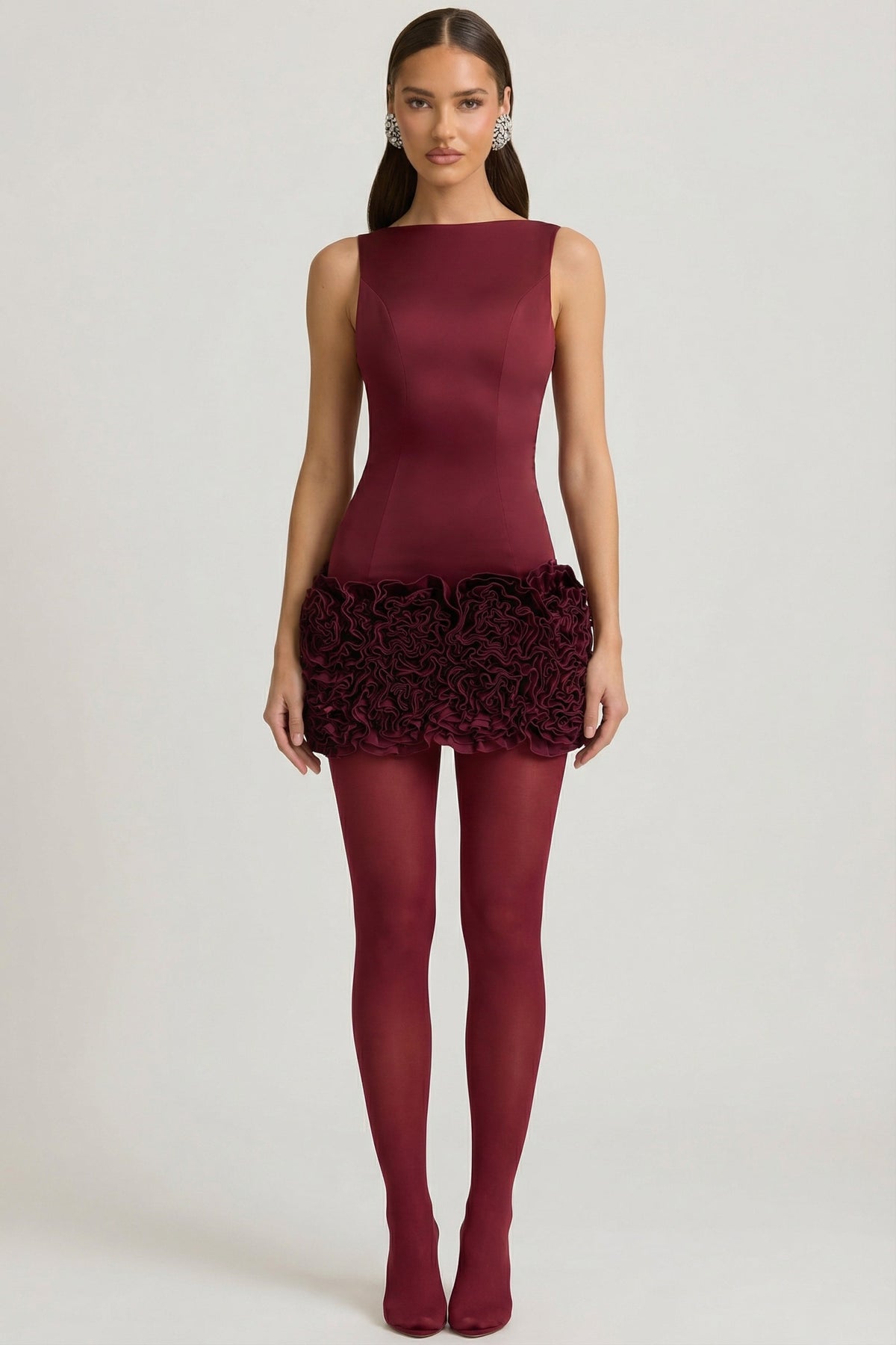 ⁣⁢Rückenfreies Satin-Minikleid mit floraler Applikation in Weinrot⁤⁣