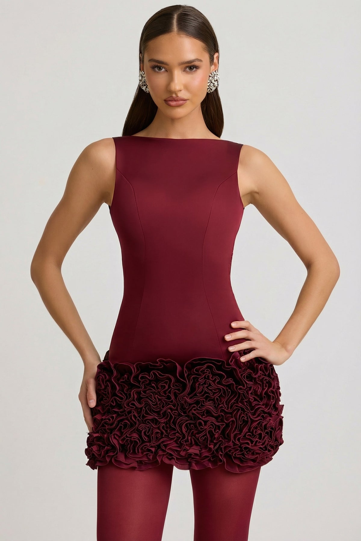 ⁣⁢Rückenfreies Satin-Minikleid mit floraler Applikation in Weinrot⁤⁣