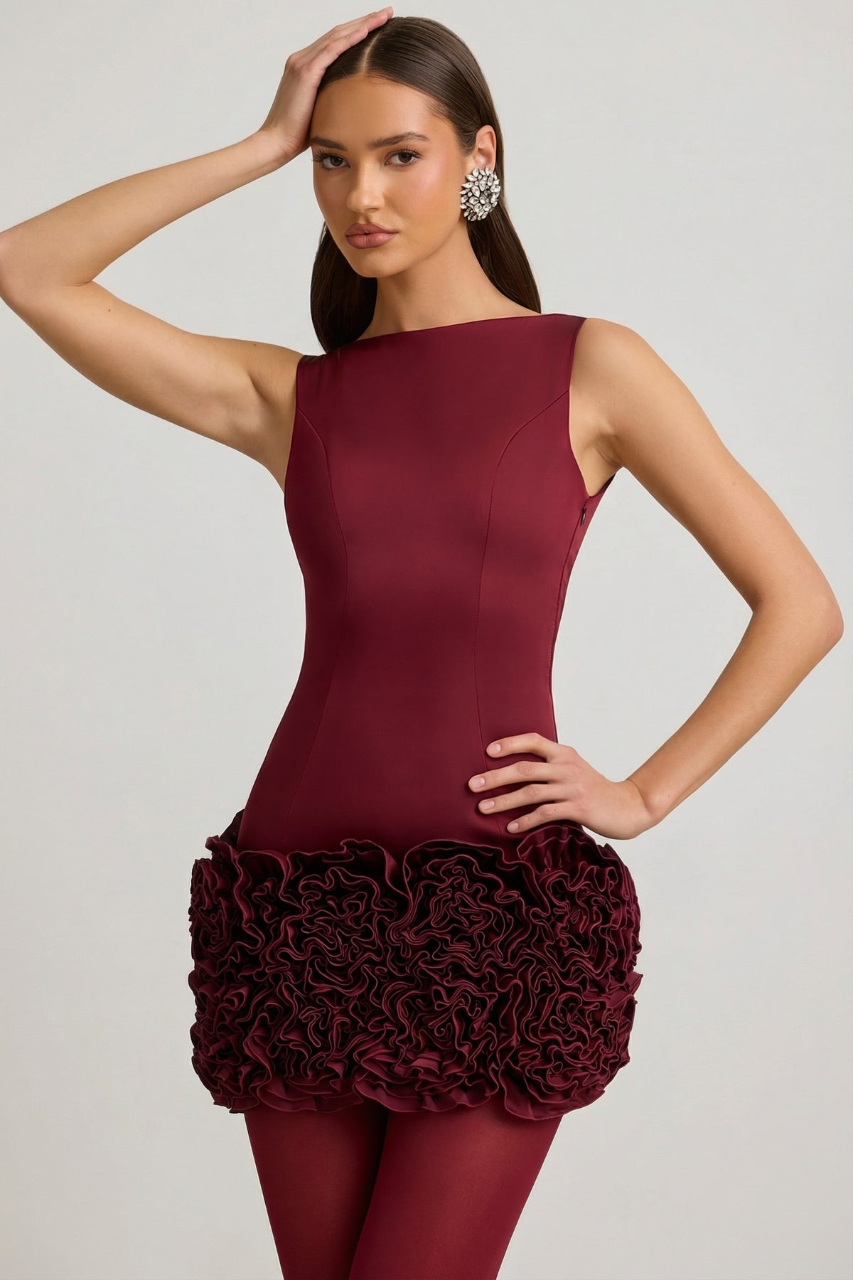 ⁣⁢Rückenfreies Satin-Minikleid mit floraler Applikation in Weinrot⁤⁣