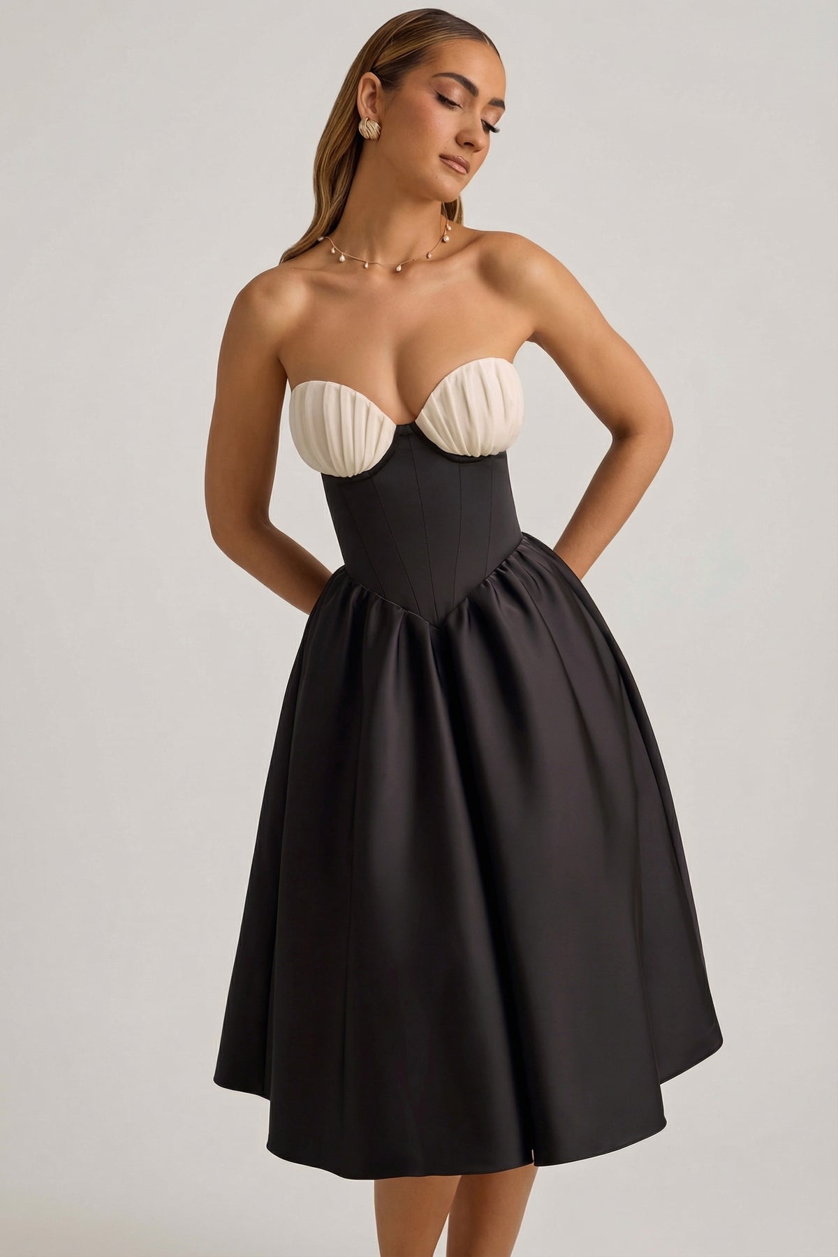 ⁣⁢Trägerloses Korsett-Midikleid in Schwarz⁤⁣