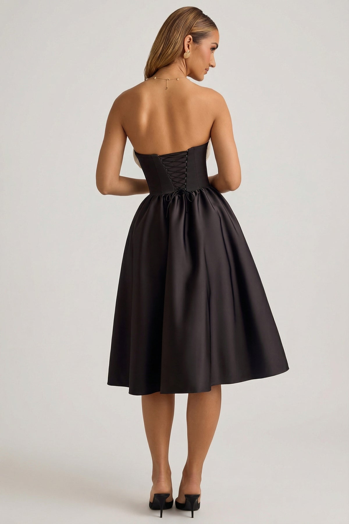 ⁣⁢Trägerloses Korsett-Midikleid in Schwarz⁤⁣