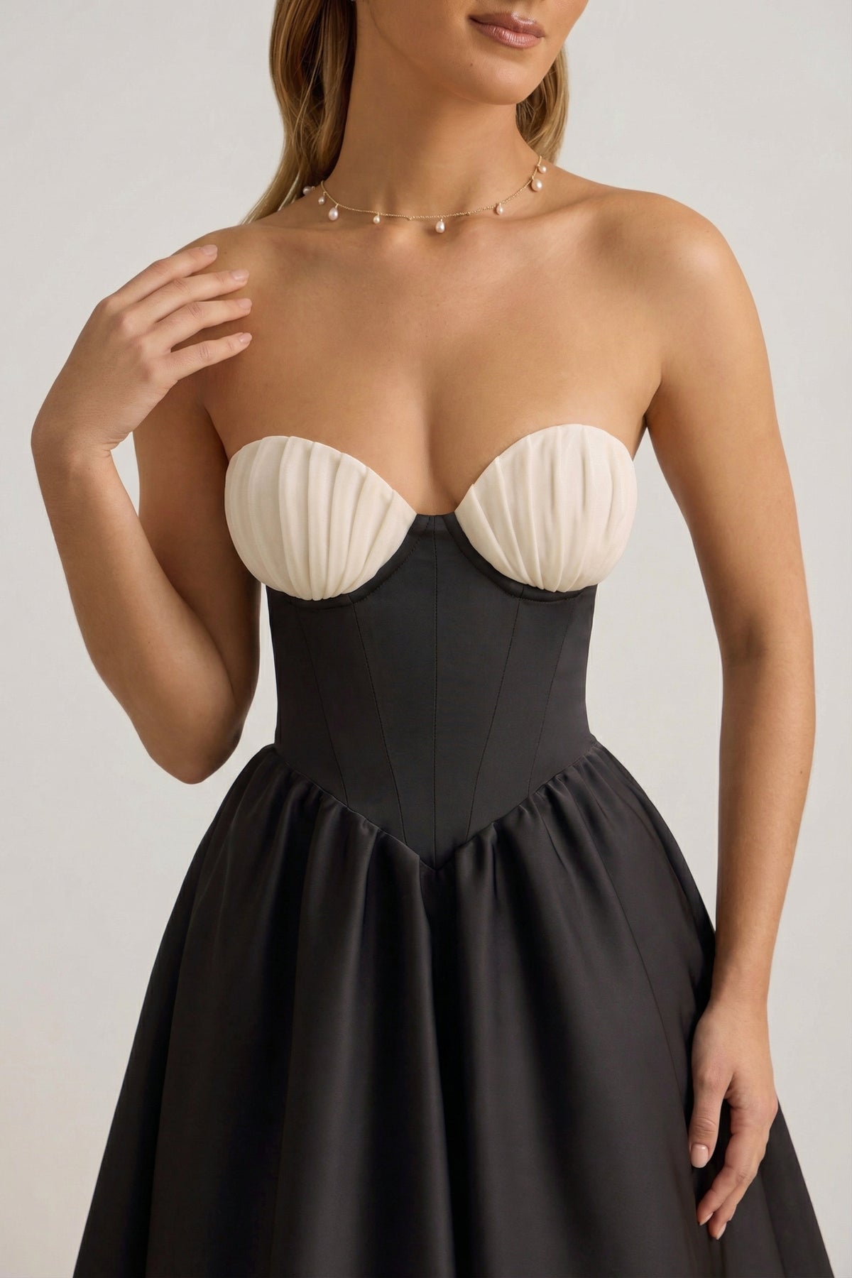 ⁣⁢Trägerloses Korsett-Midikleid in Schwarz⁤⁣