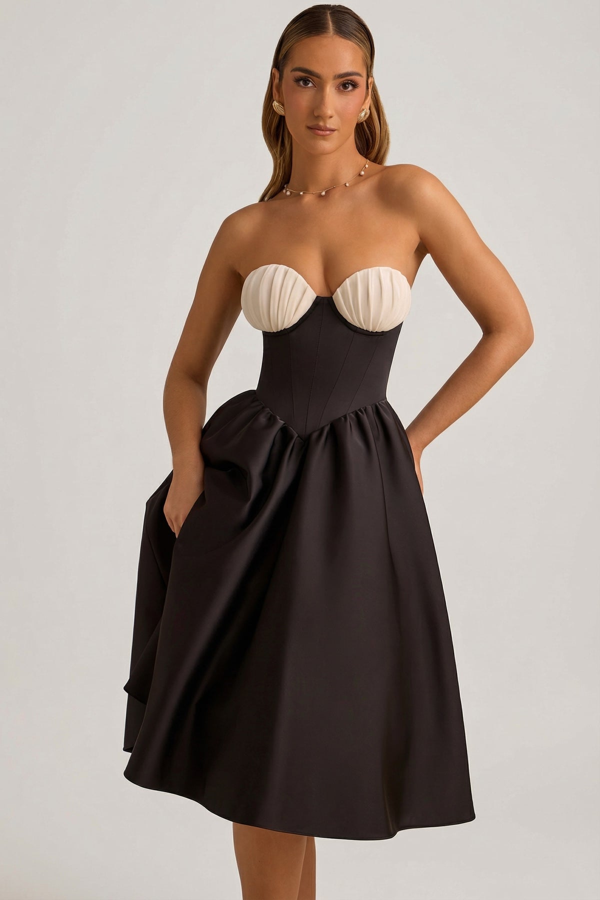 ⁣⁢Trägerloses Korsett-Midikleid in Schwarz⁤⁣