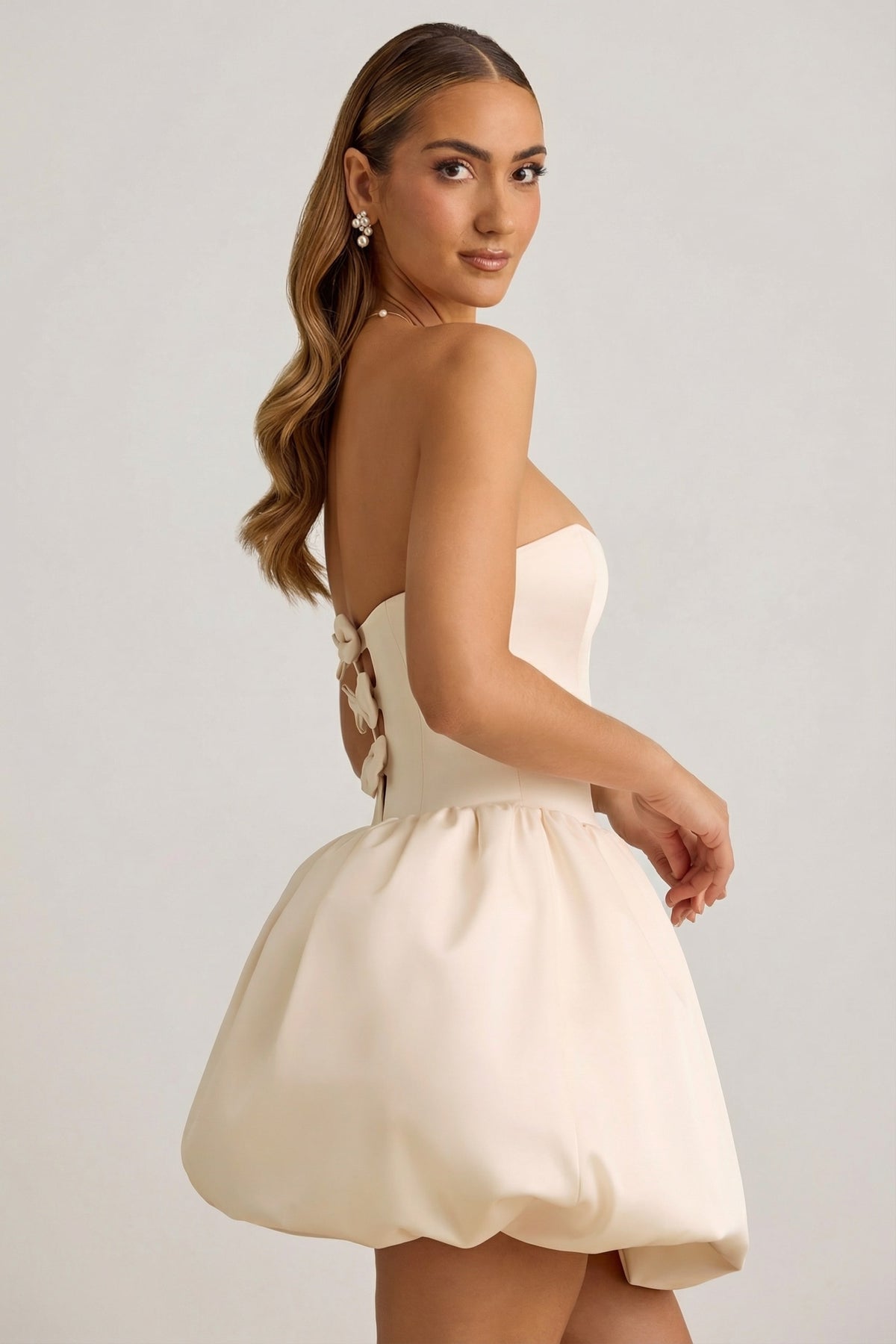 ⁣⁢Midaxi-Kleid mit Schleifen-Detail und Ballonsaum zum Umfunktionieren in Ivory⁤⁣