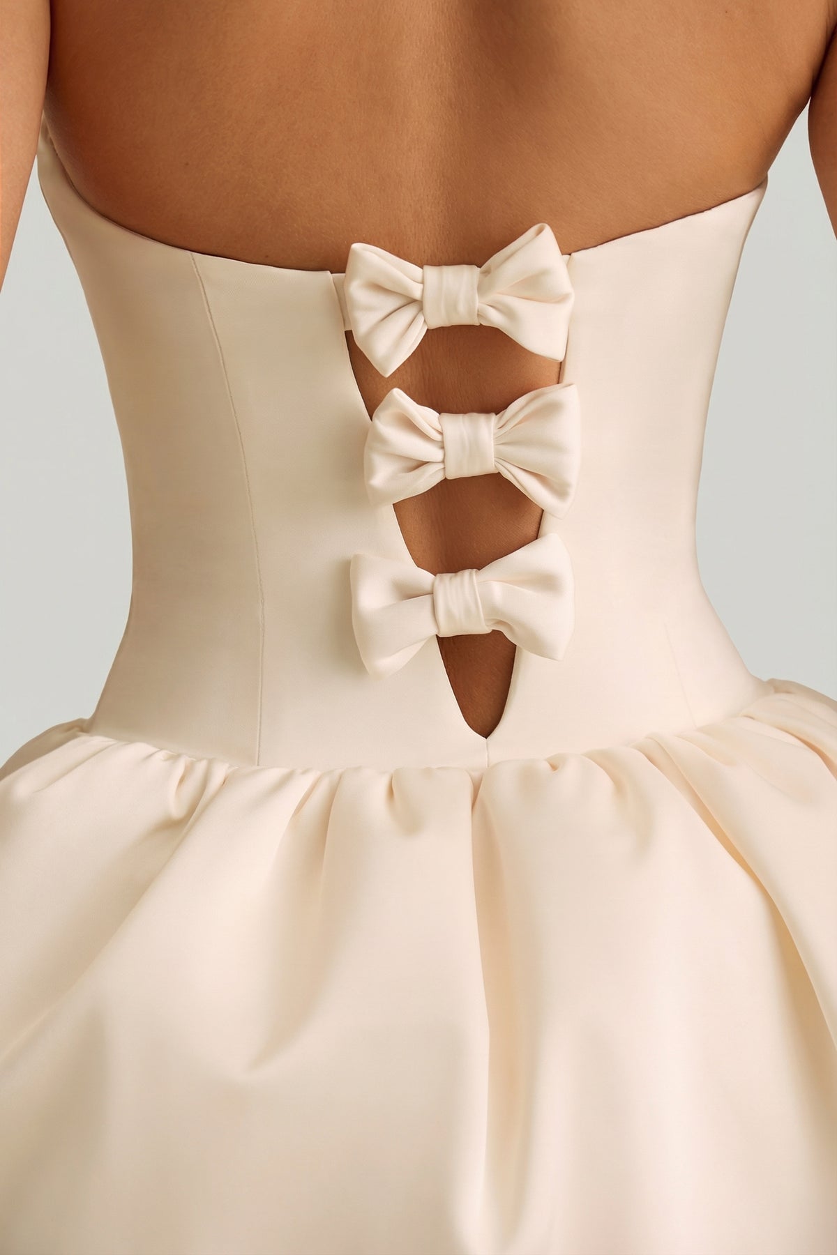 ⁣⁢Midaxi-Kleid mit Schleifen-Detail und Ballonsaum zum Umfunktionieren in Ivory⁤⁣