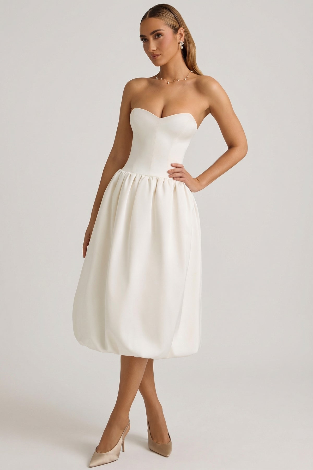 ⁣⁢Midaxi-Kleid mit Schleifen-Detail und Ballonsaum zum Umfunktionieren in Ivory⁤⁣