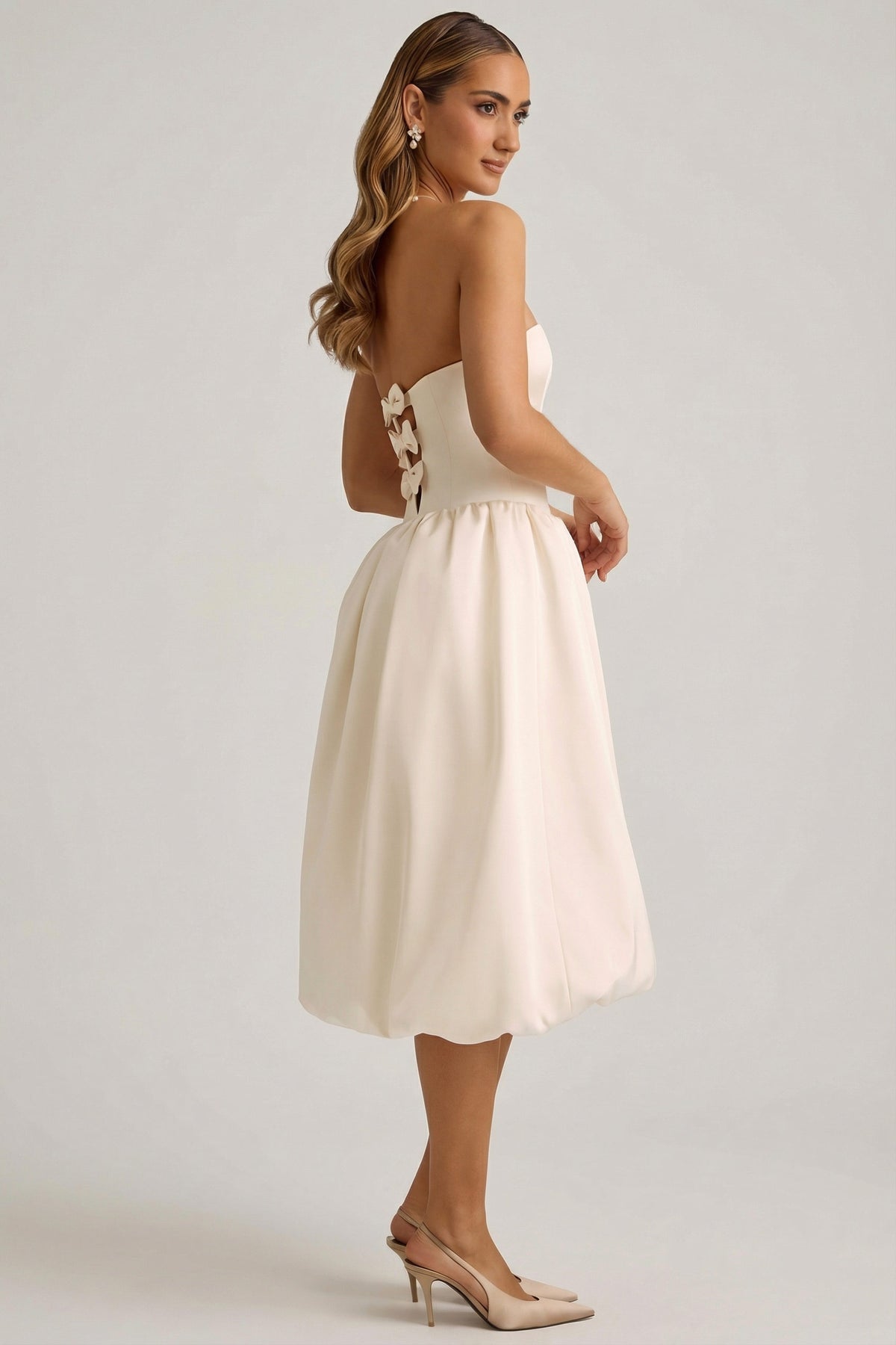 ⁣⁢Midaxi-Kleid mit Schleifen-Detail und Ballonsaum zum Umfunktionieren in Ivory⁤⁣