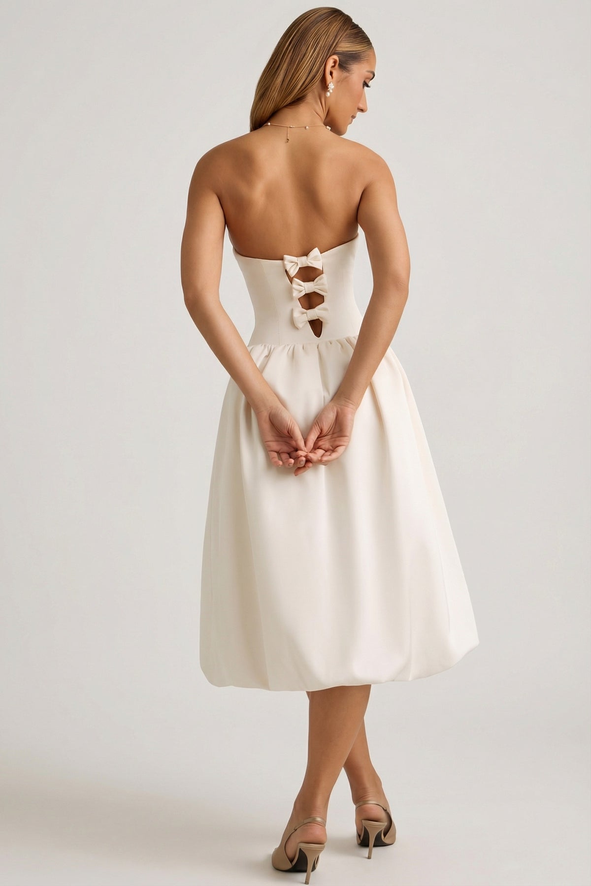 ⁣⁢Midaxi-Kleid mit Schleifen-Detail und Ballonsaum zum Umfunktionieren in Ivory⁤⁣