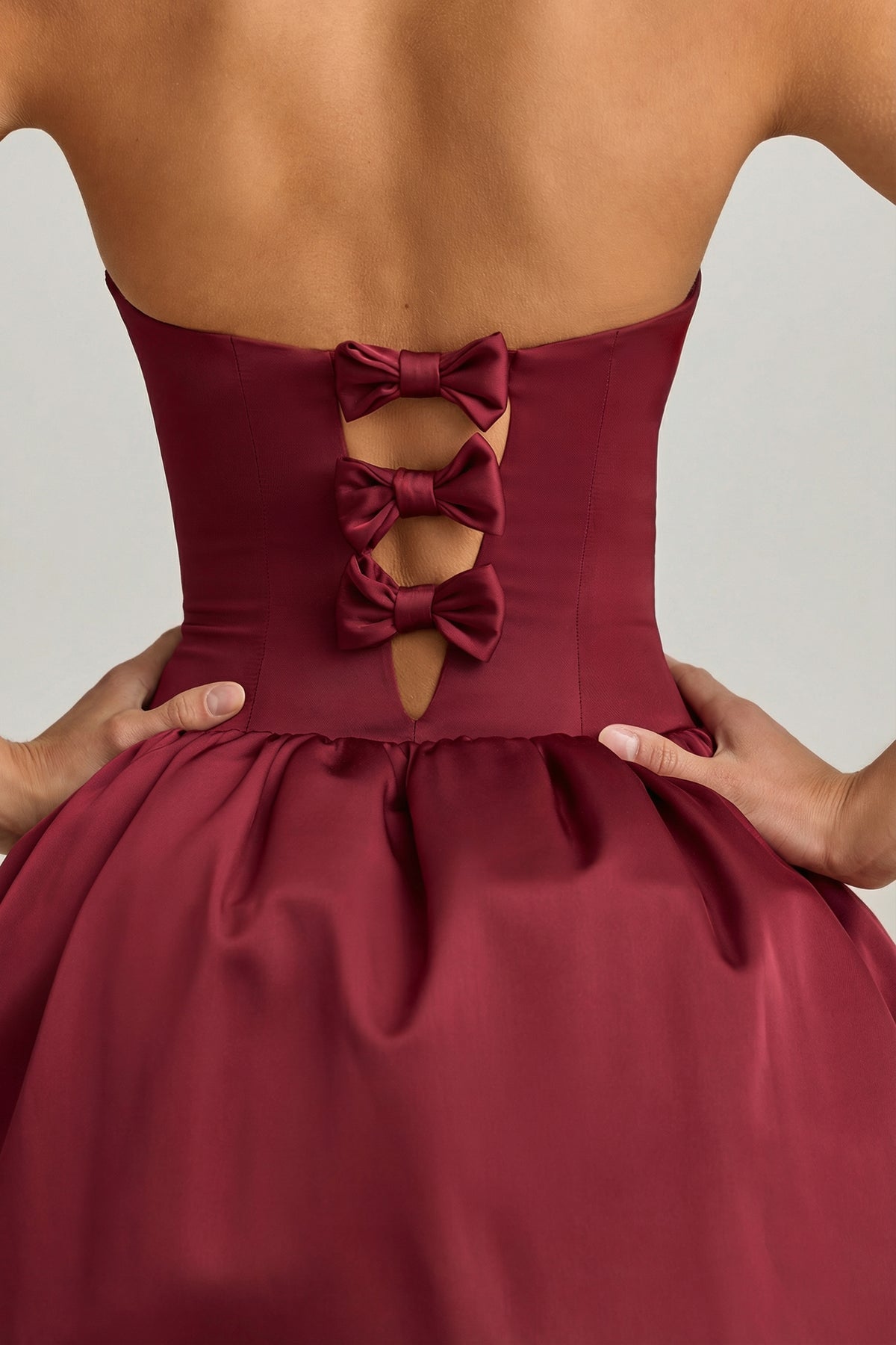 ⁣⁢Midaxi-Kleid mit Schleifen-Detail und Ballon-Saum, umwandelbar in Weinrot⁤⁣