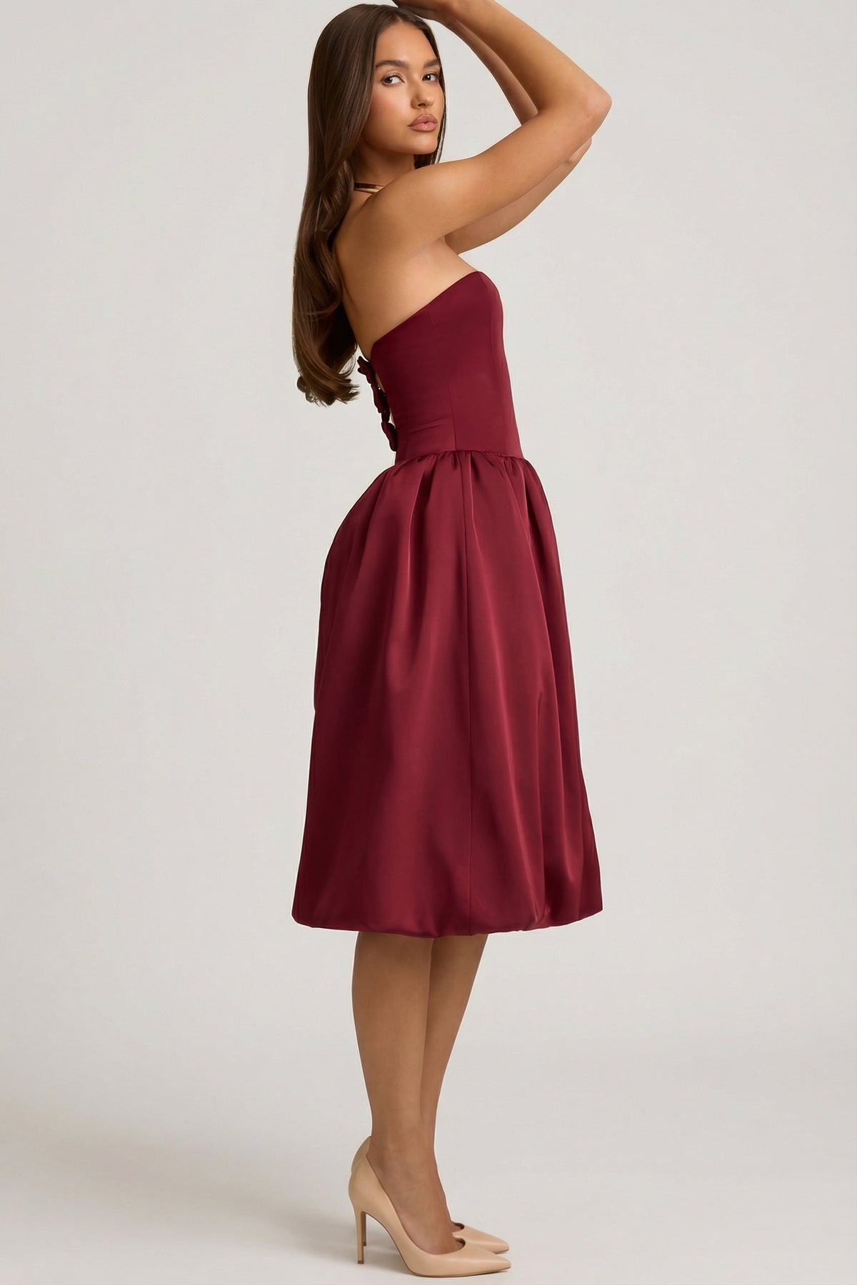 ⁣⁢Midaxi-Kleid mit Schleifen-Detail und Ballon-Saum, umwandelbar in Weinrot⁤⁣