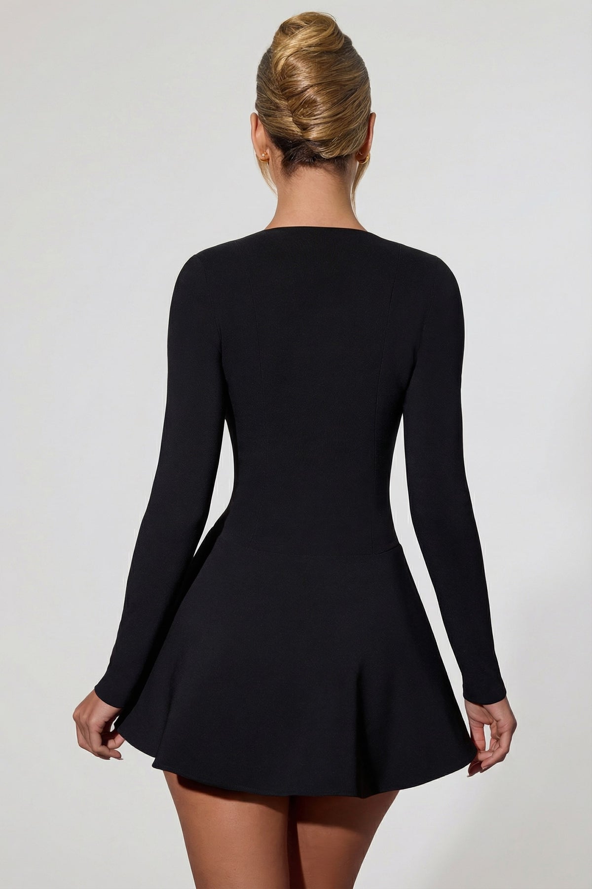 ⁣⁢Minikleid mit Schleifendetail und tiefem Ausschnitt in A-Linie in Schwarz⁤⁣