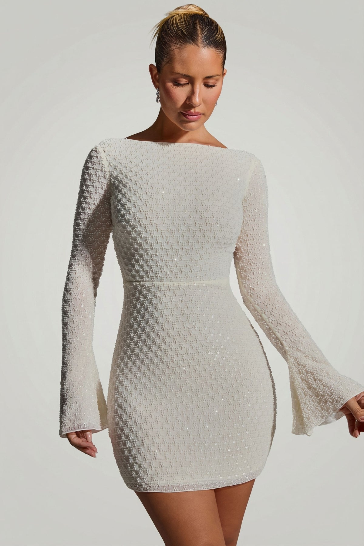 ⁣⁢Verziertes rückenfreies A-Linien-Minikleid in Weiß⁤⁣