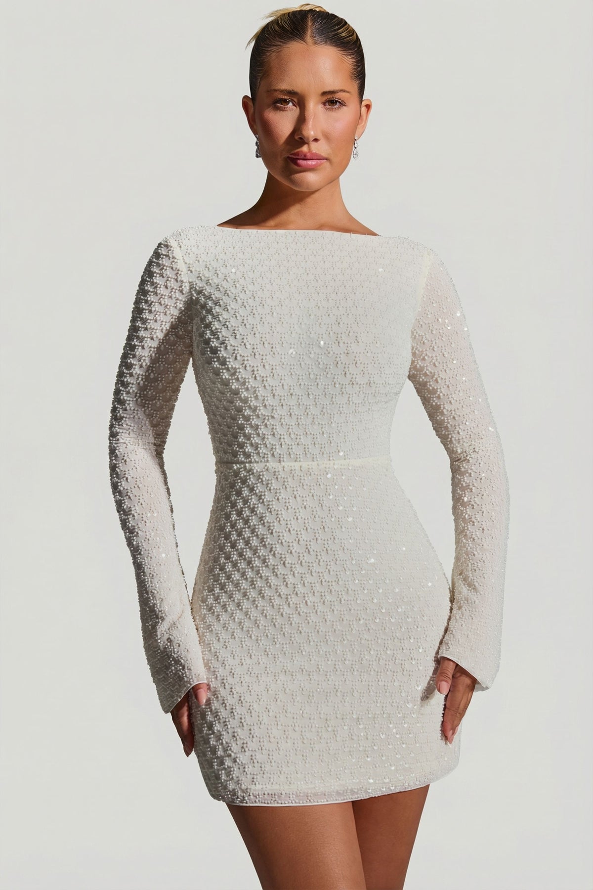 ⁣⁢Verziertes rückenfreies A-Linien-Minikleid in Weiß⁤⁣