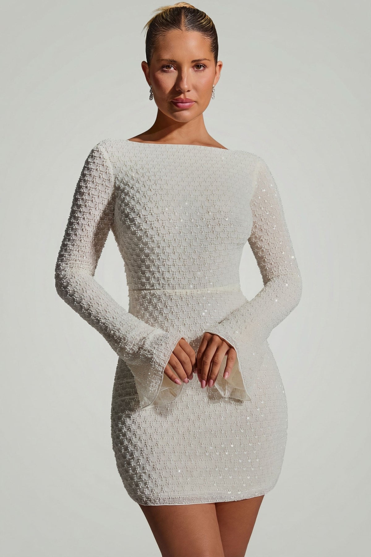 ⁣⁢Verziertes rückenfreies A-Linien-Minikleid in Weiß⁤⁣